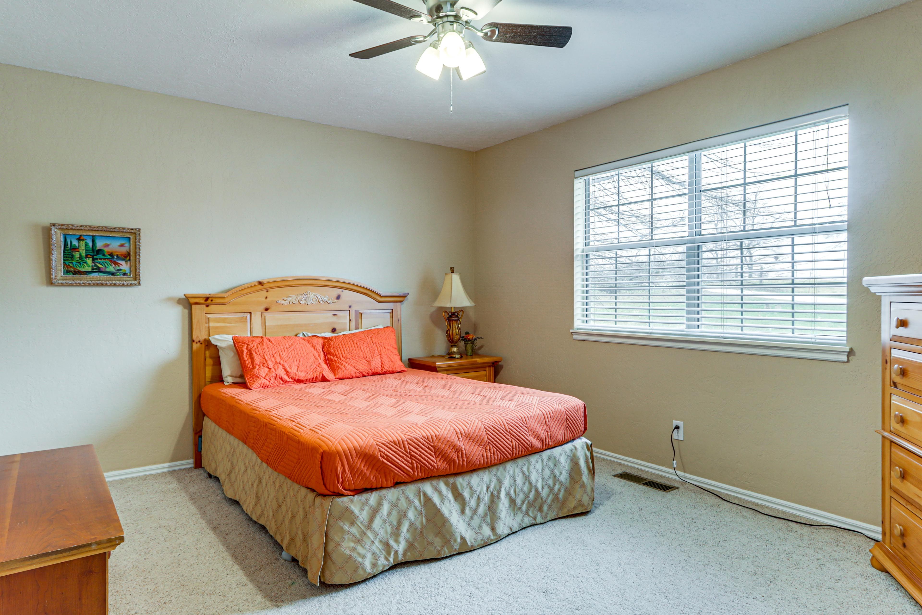 Bedroom 2 | Queen Bed | Main Floor