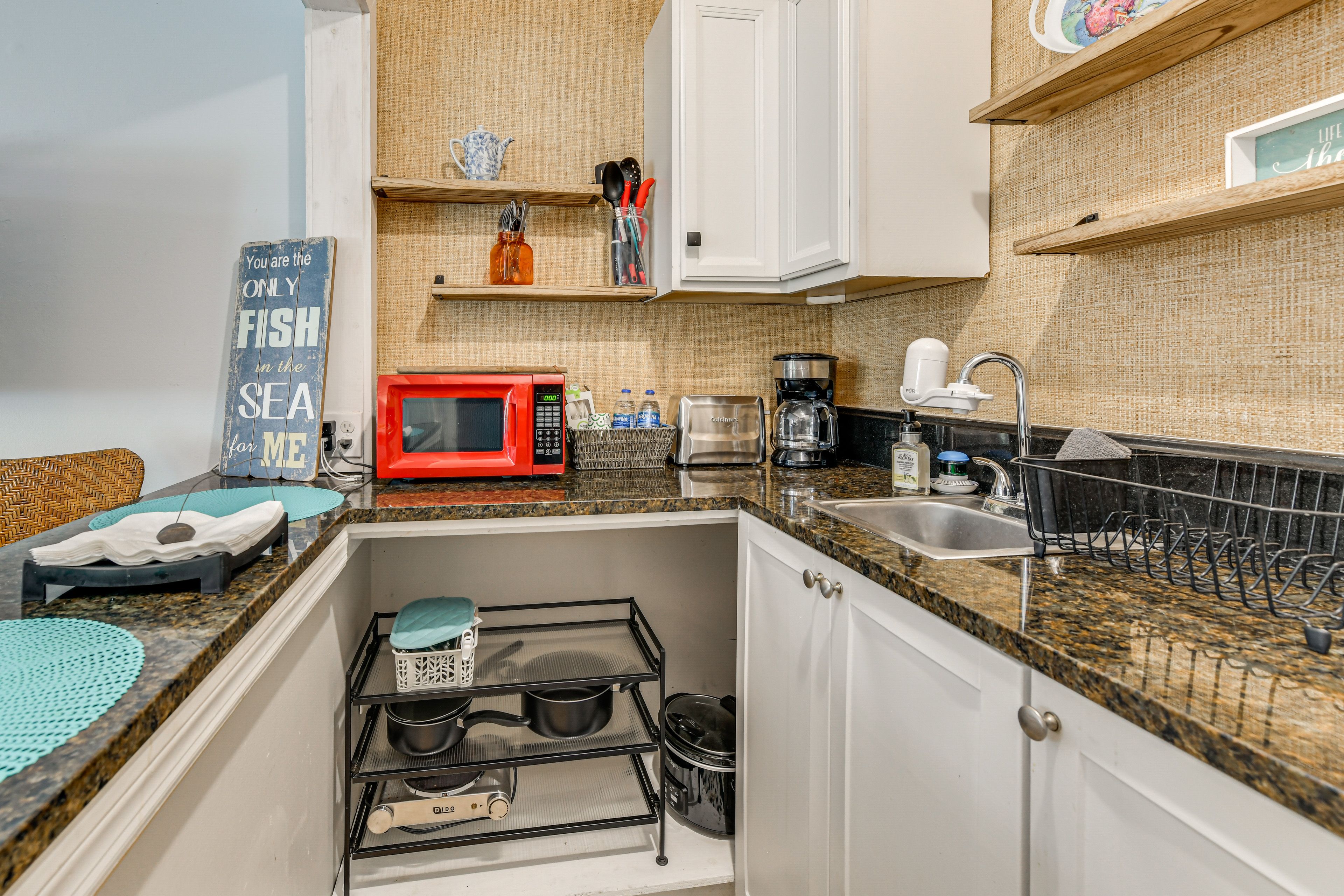 Kitchenette | Refrigerator | Microwave