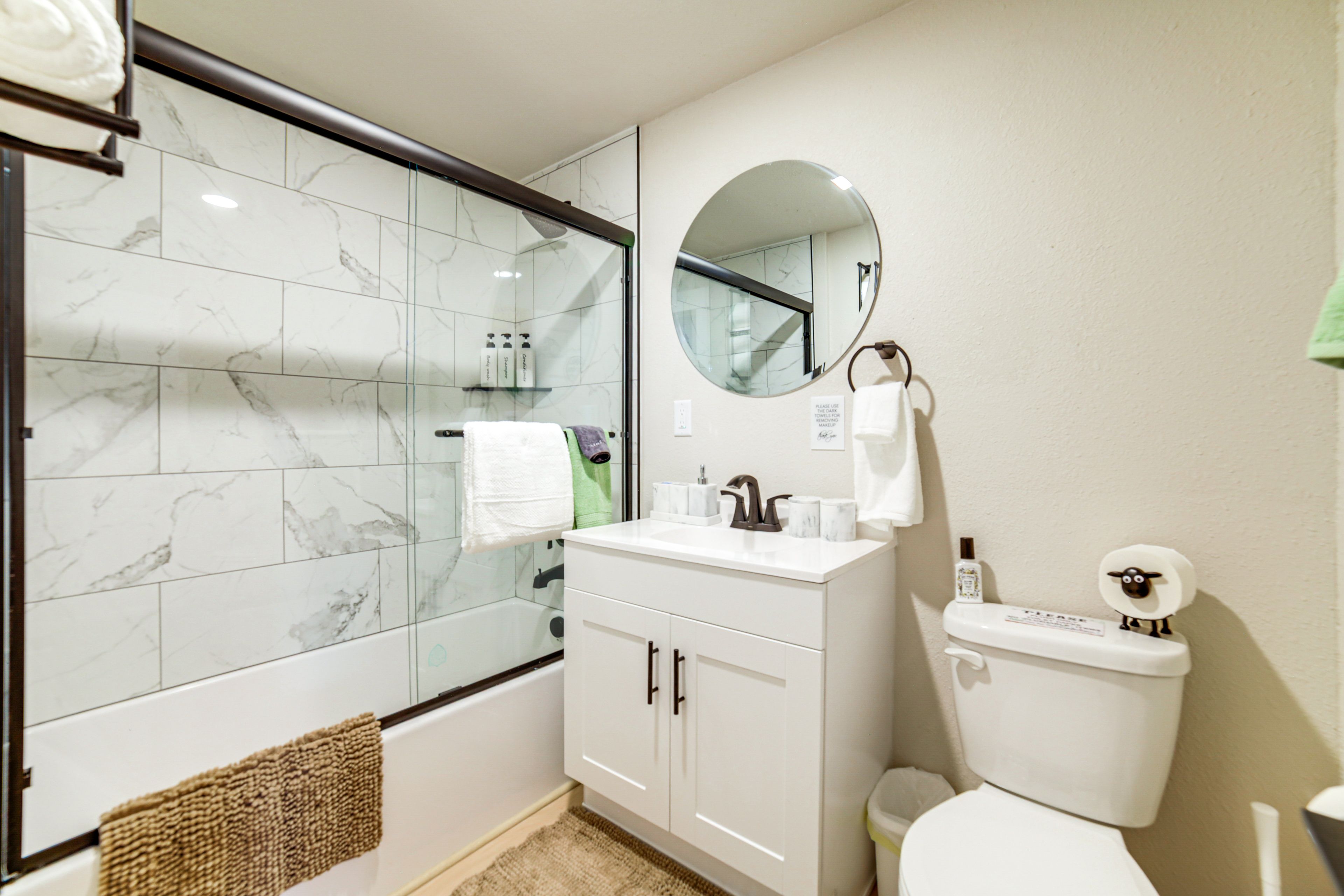 Full Bathroom | Towels Provided | Complimentary Toiletries