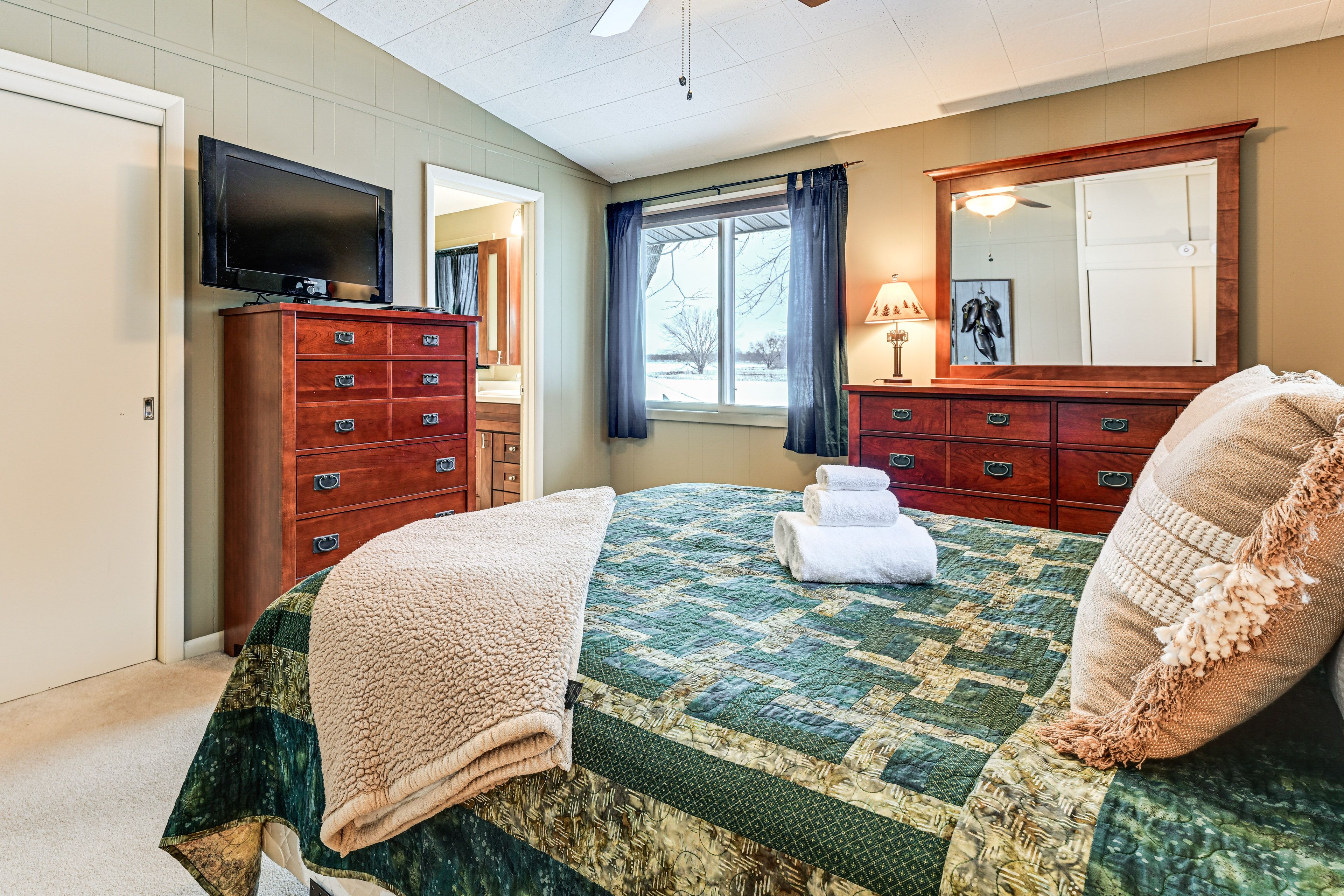 Bedroom 1 | Queen Bed | 1st Floor