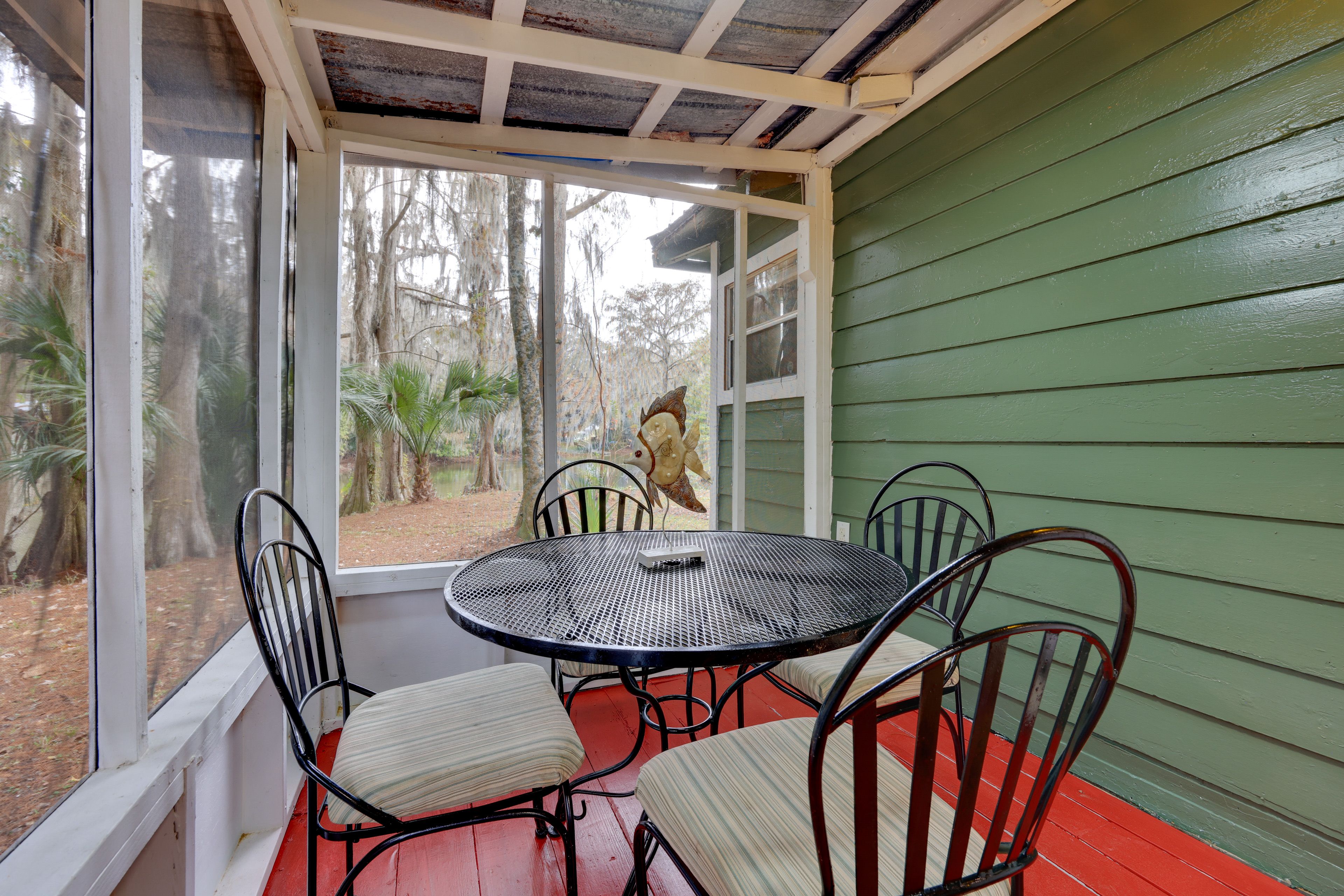 Screened Porch | Outdoor Dining Area