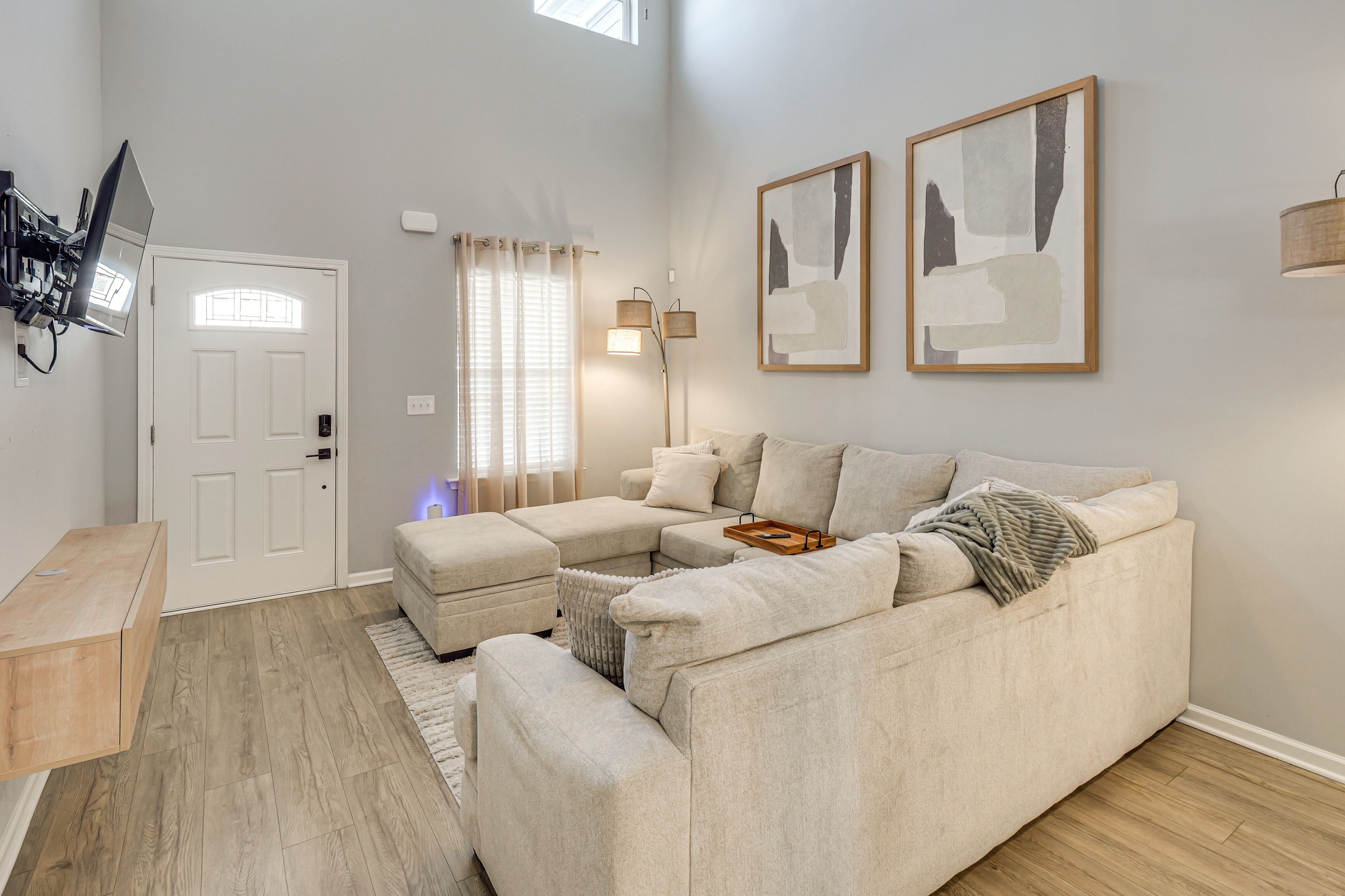 Living Room | Free WiFi | Central Heating & A/C | Smart TV | 1st Floor