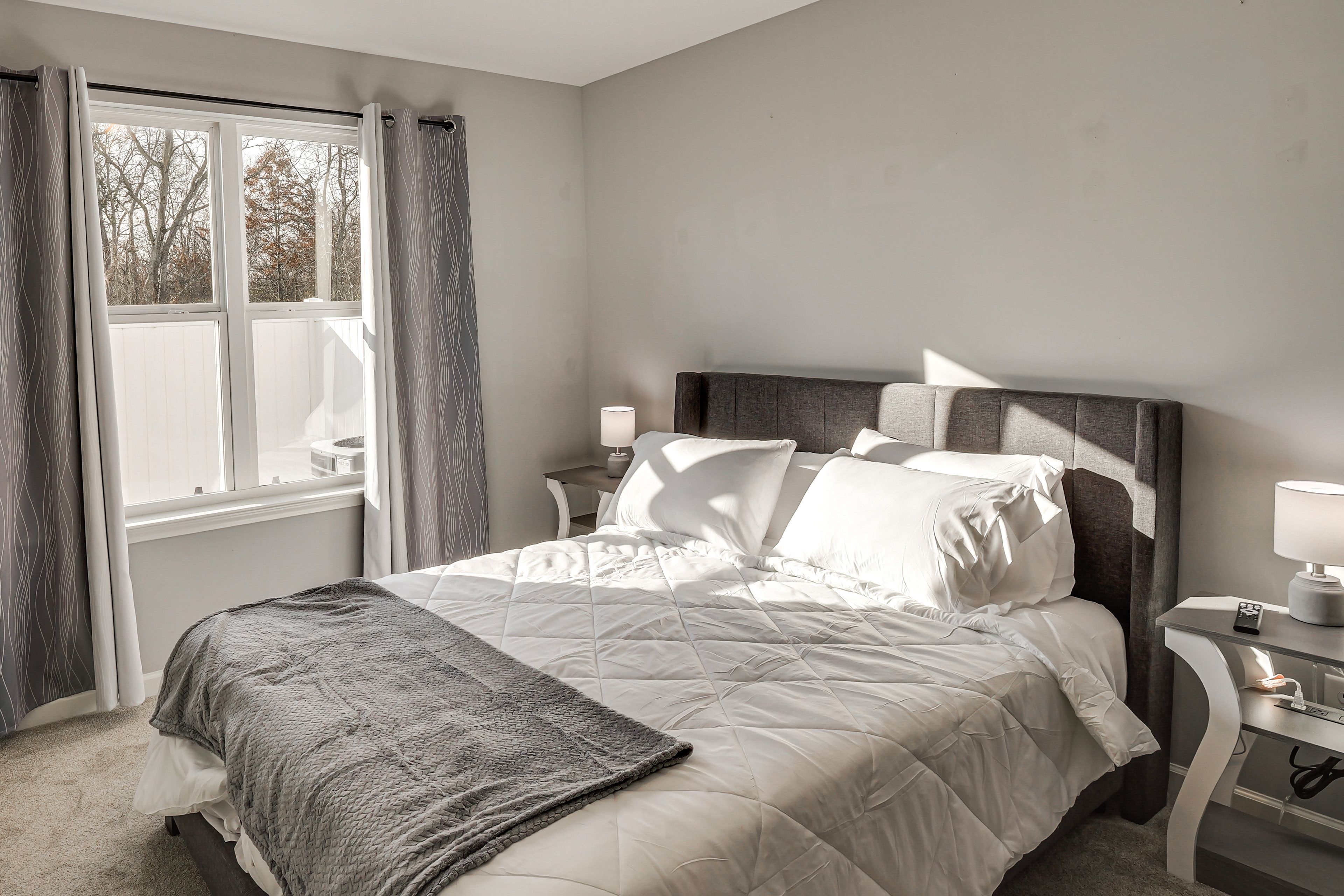 Bedroom 1 | Queen Bed | Linens Provided | 1st Floor