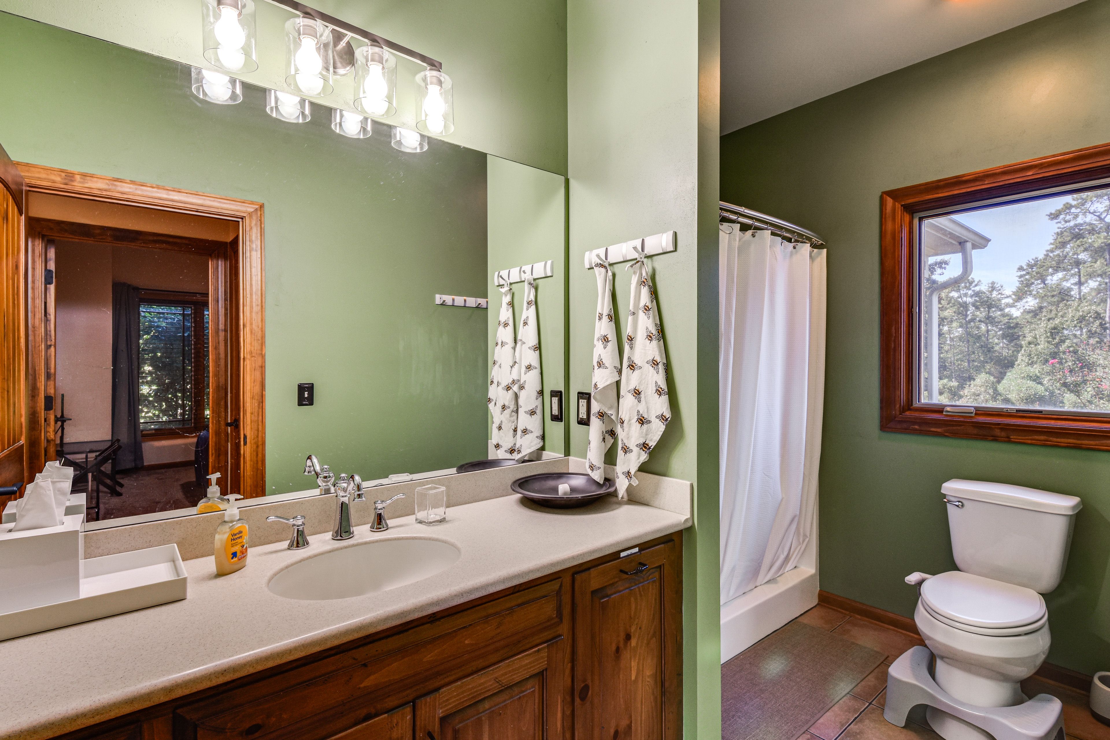 Bathroom | Main Level