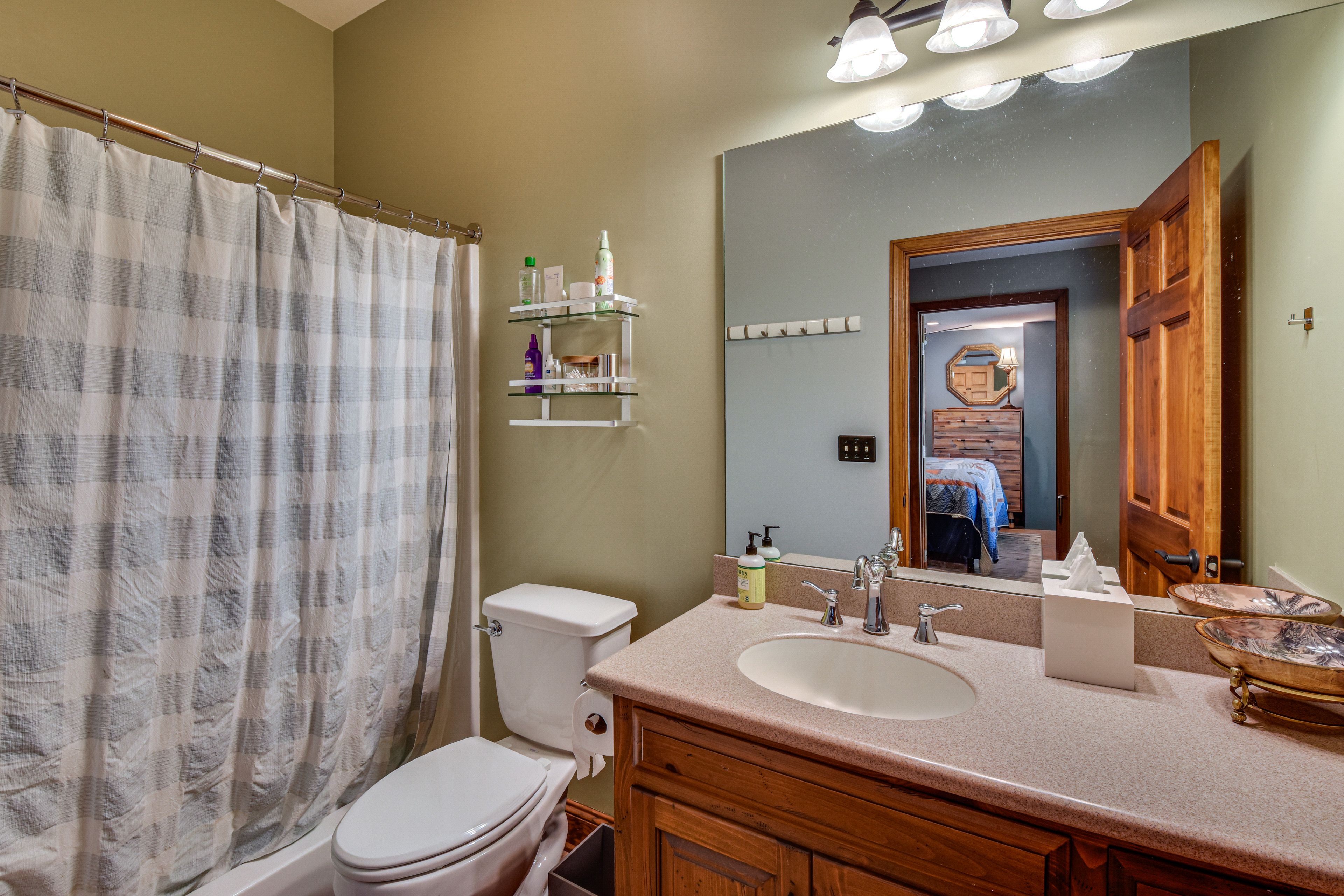 Bathroom | Main Level