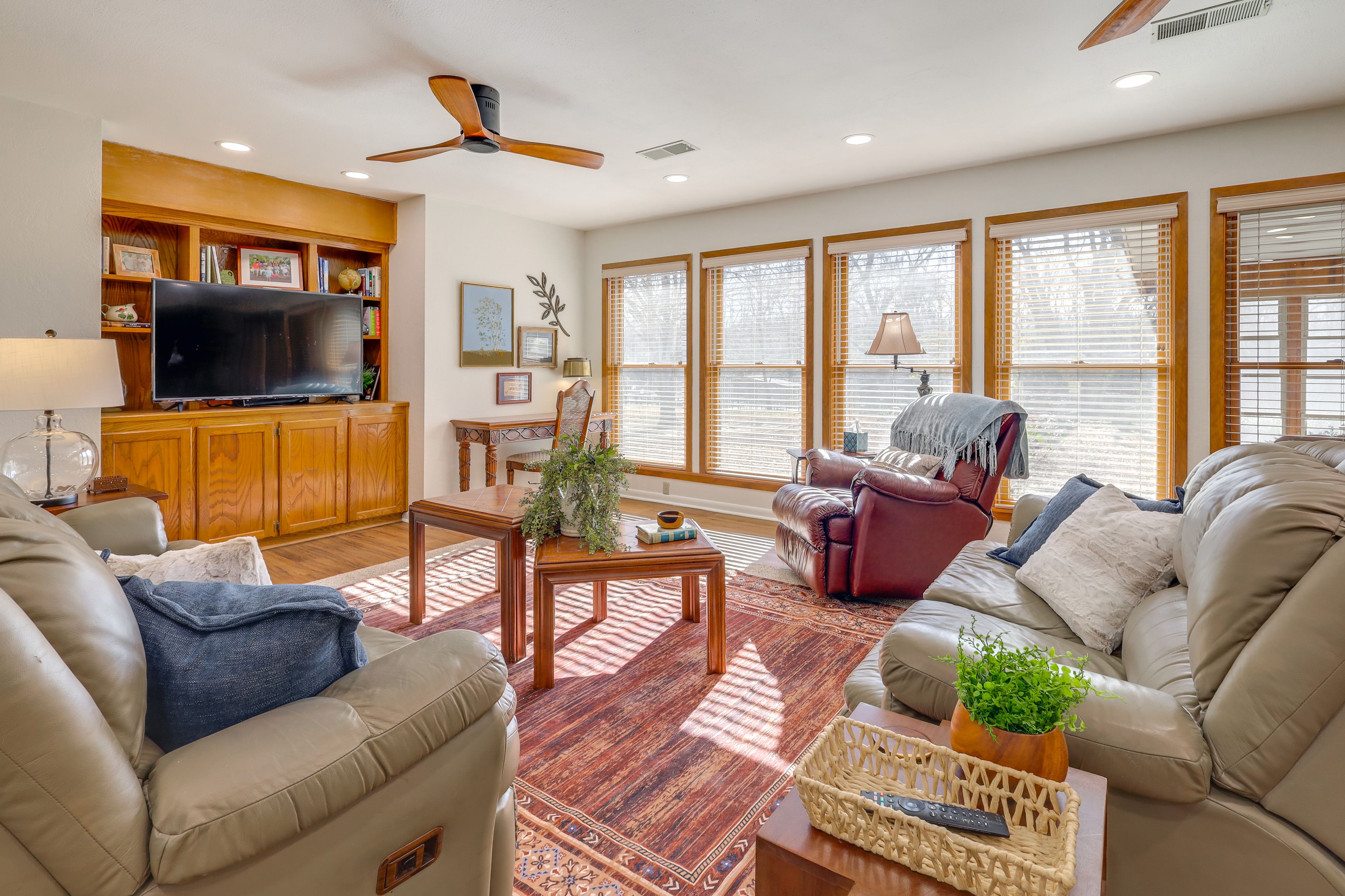 Living Room | Smart TV | Free WiFi | Laptop-Friendly Workspace