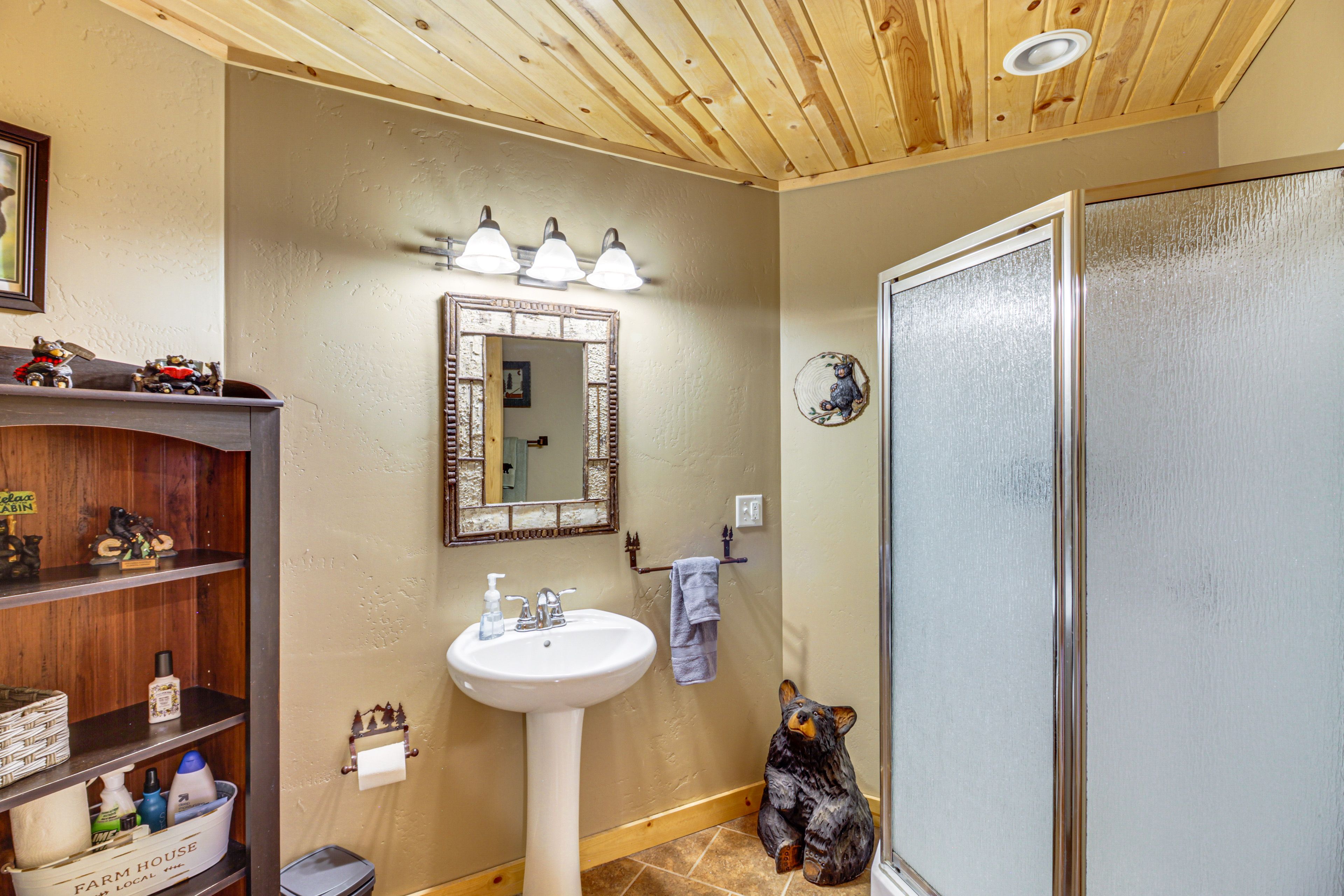 Full Bathroom | Main Level | Complimentary Toiletries