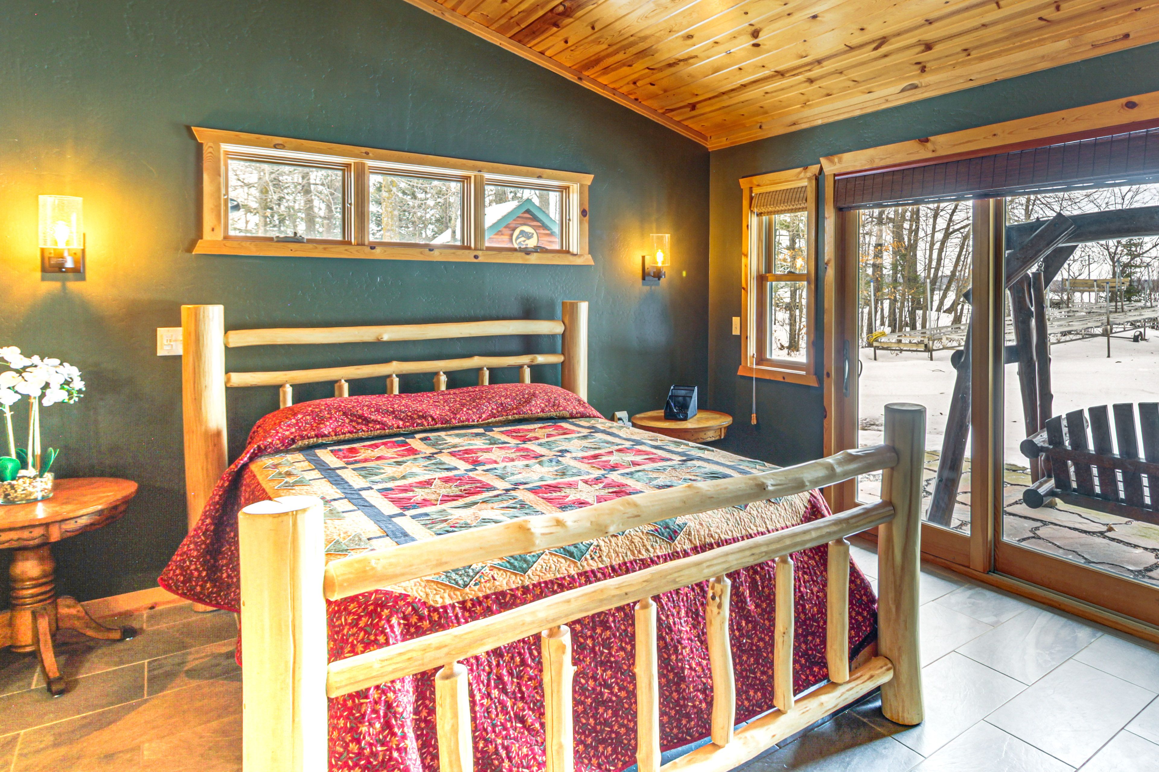 Bedroom 1 | Main Level | Queen Bed