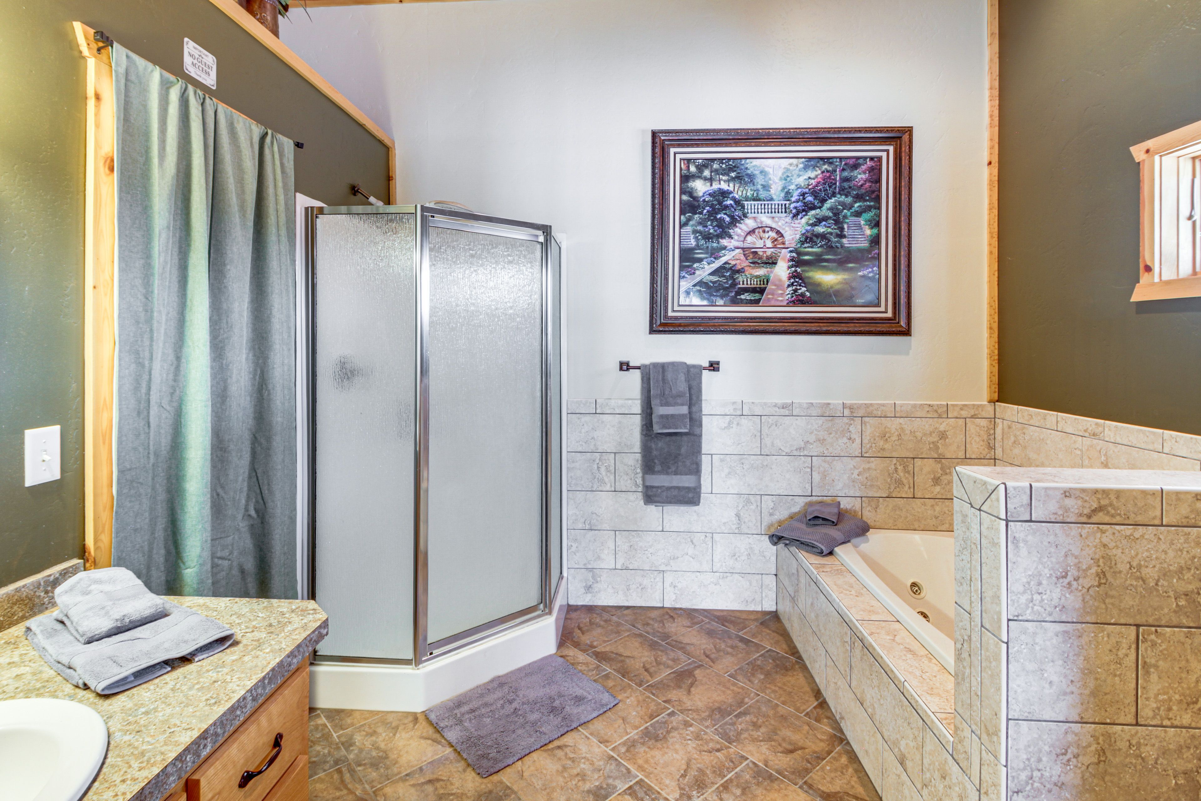 Full Bathroom | Main Level | Towels Provided