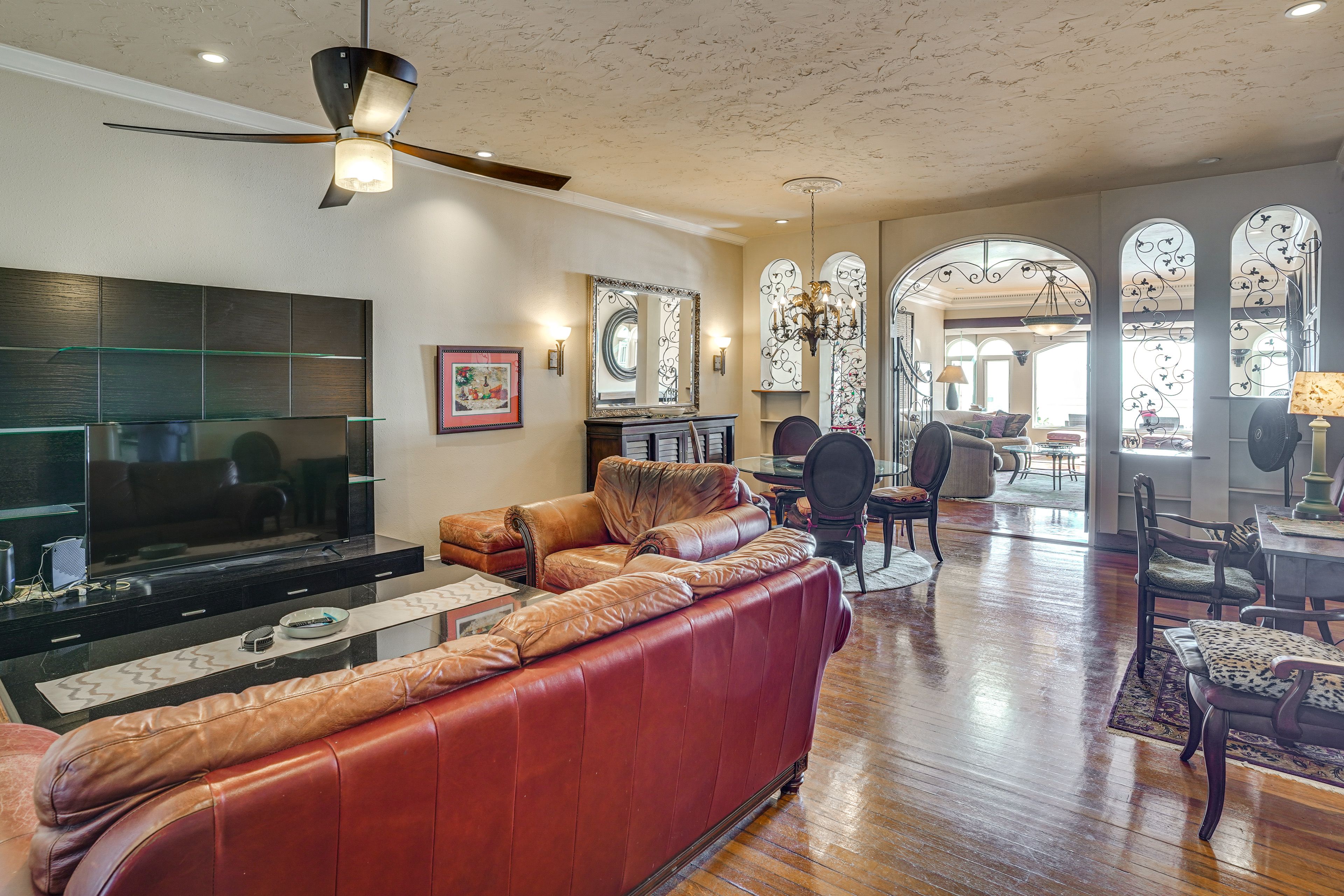 Interior | Smart TV | Dining Area