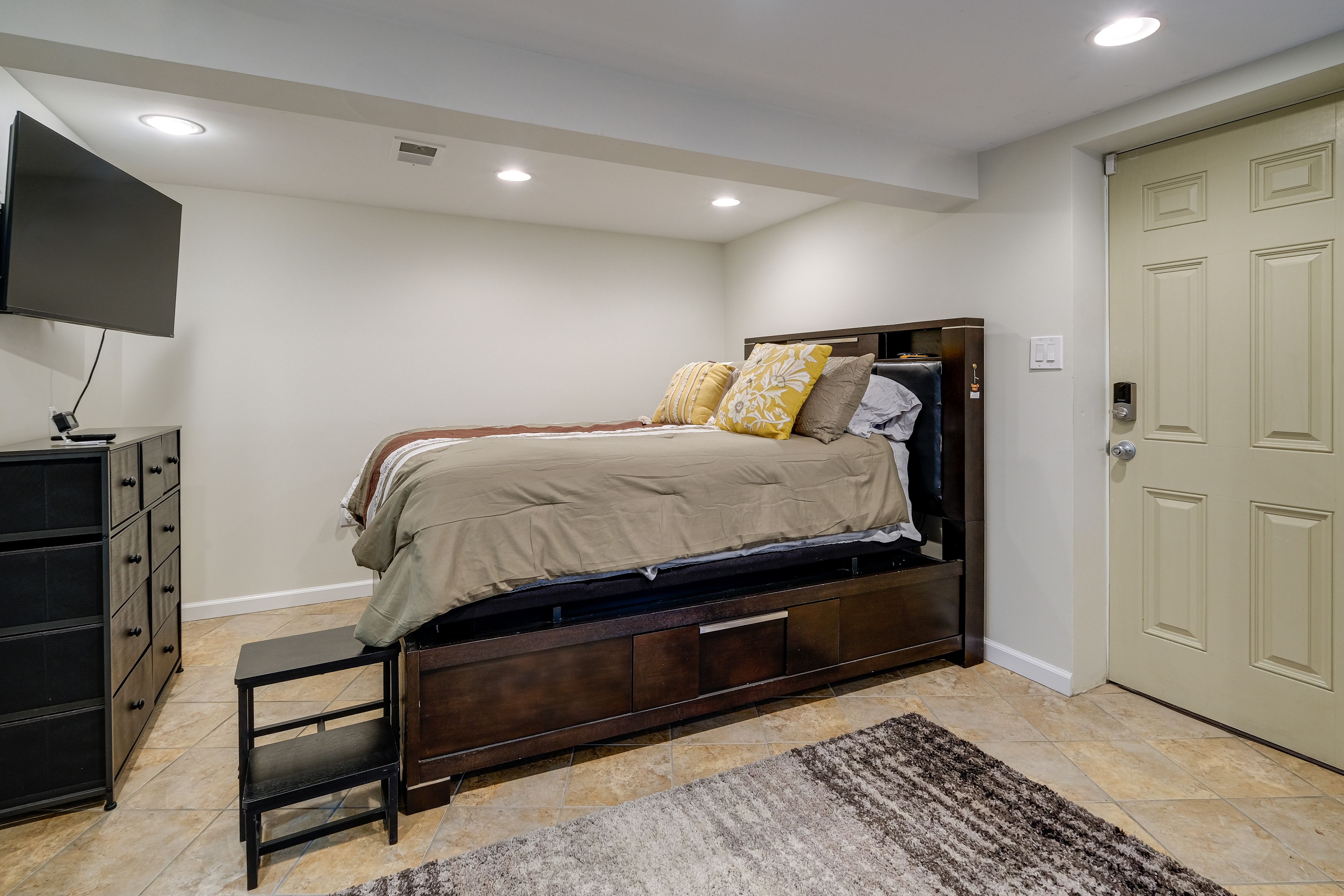 Bedroom | Full Bed | Linens Provided