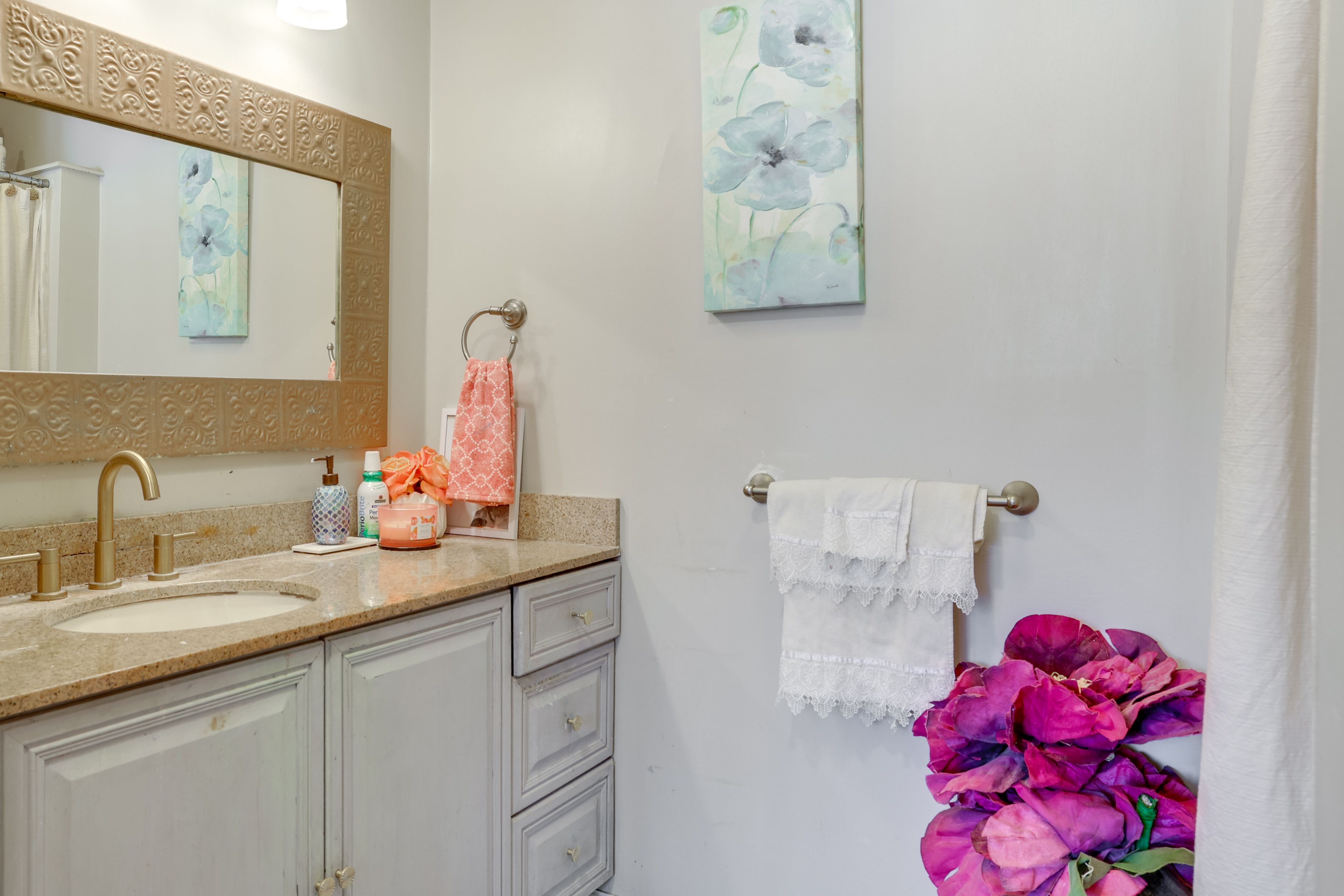 Full Bathroom | 1st Floor | Complimentary Toiletries | Towels Provided