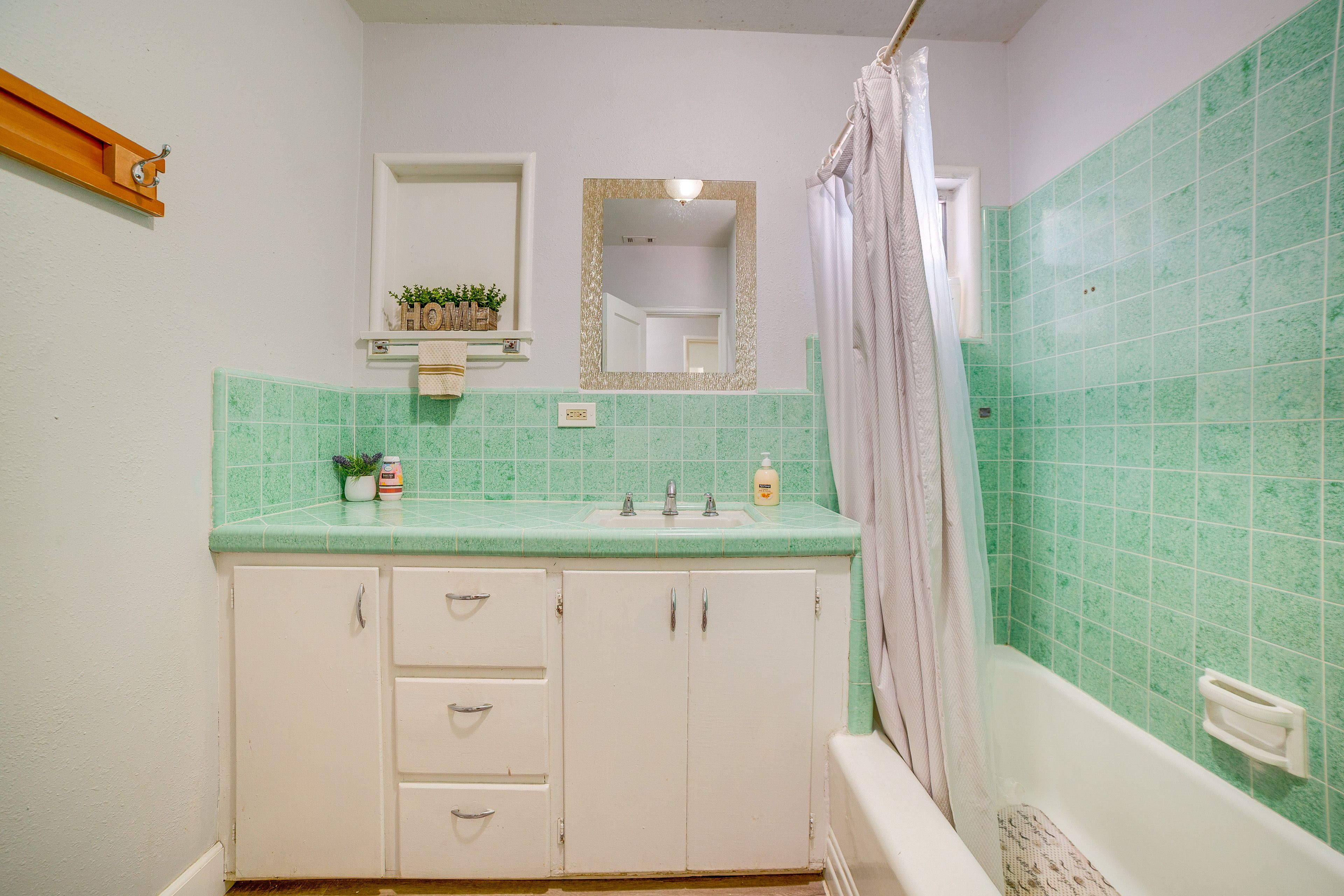 Full Bath | Complimentary Toiletries | Towels Provided