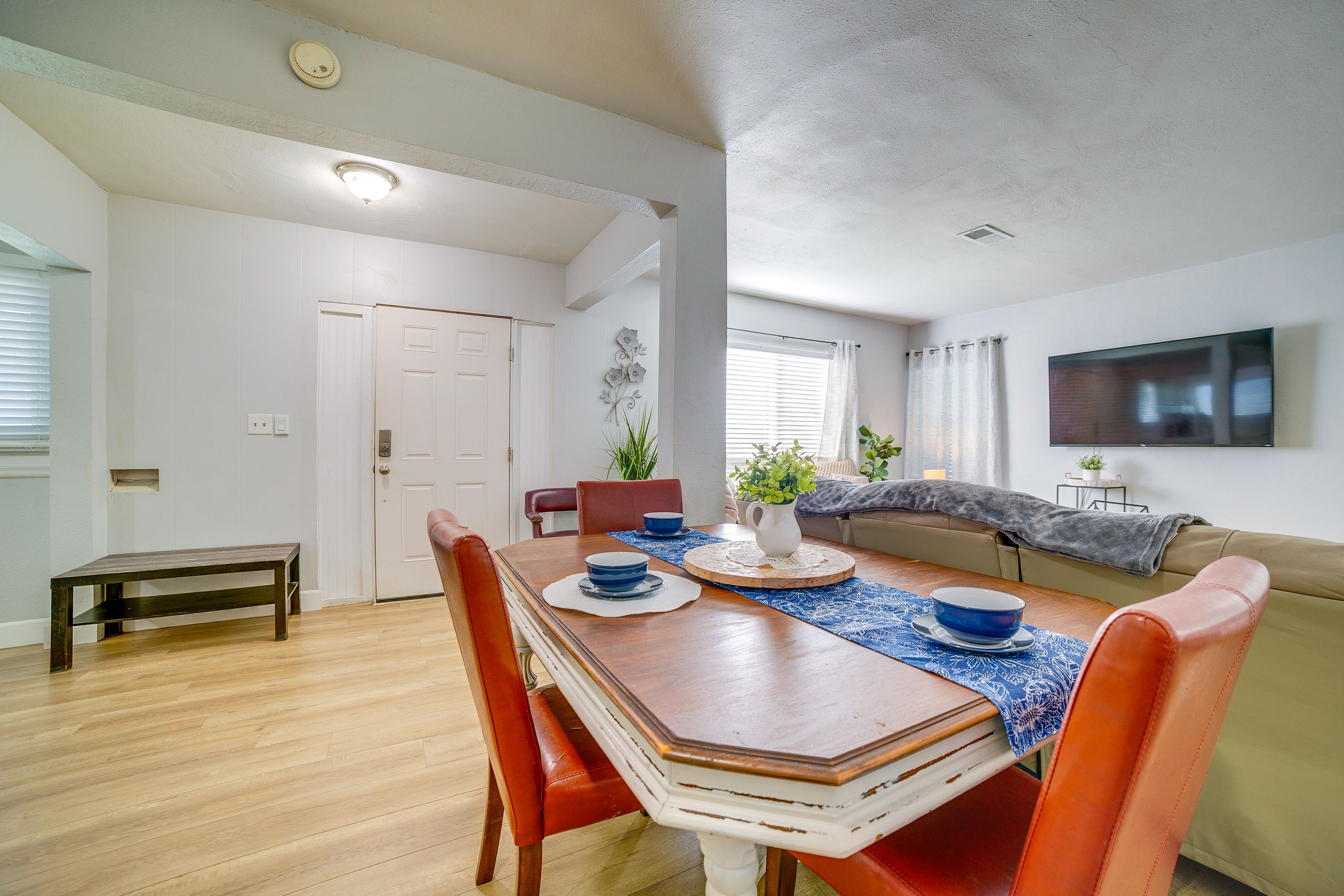Dining Area | Dishware & Flatware Provided
