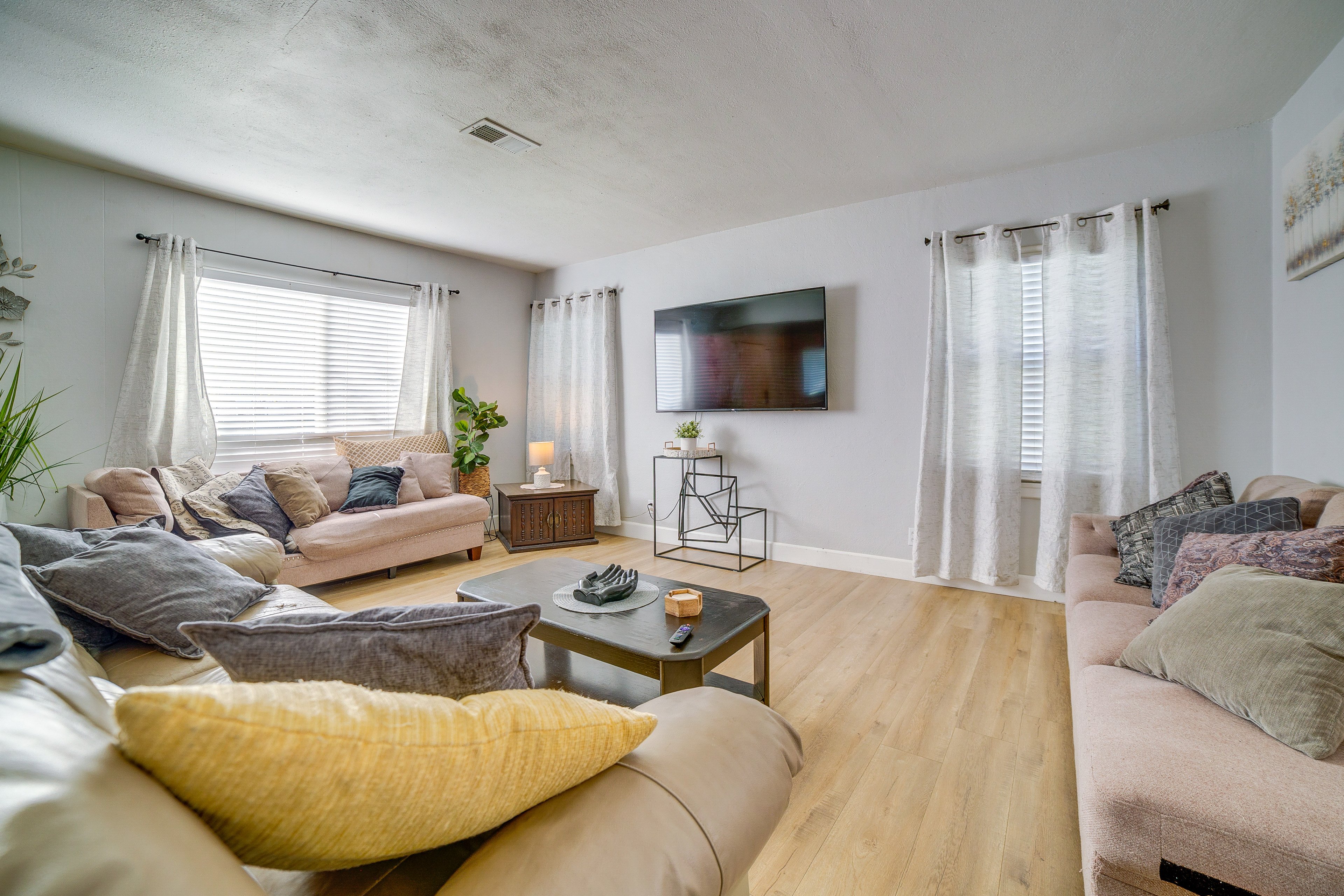 Living Room | Central A/C & Heat | Smart TV | Free WiFi