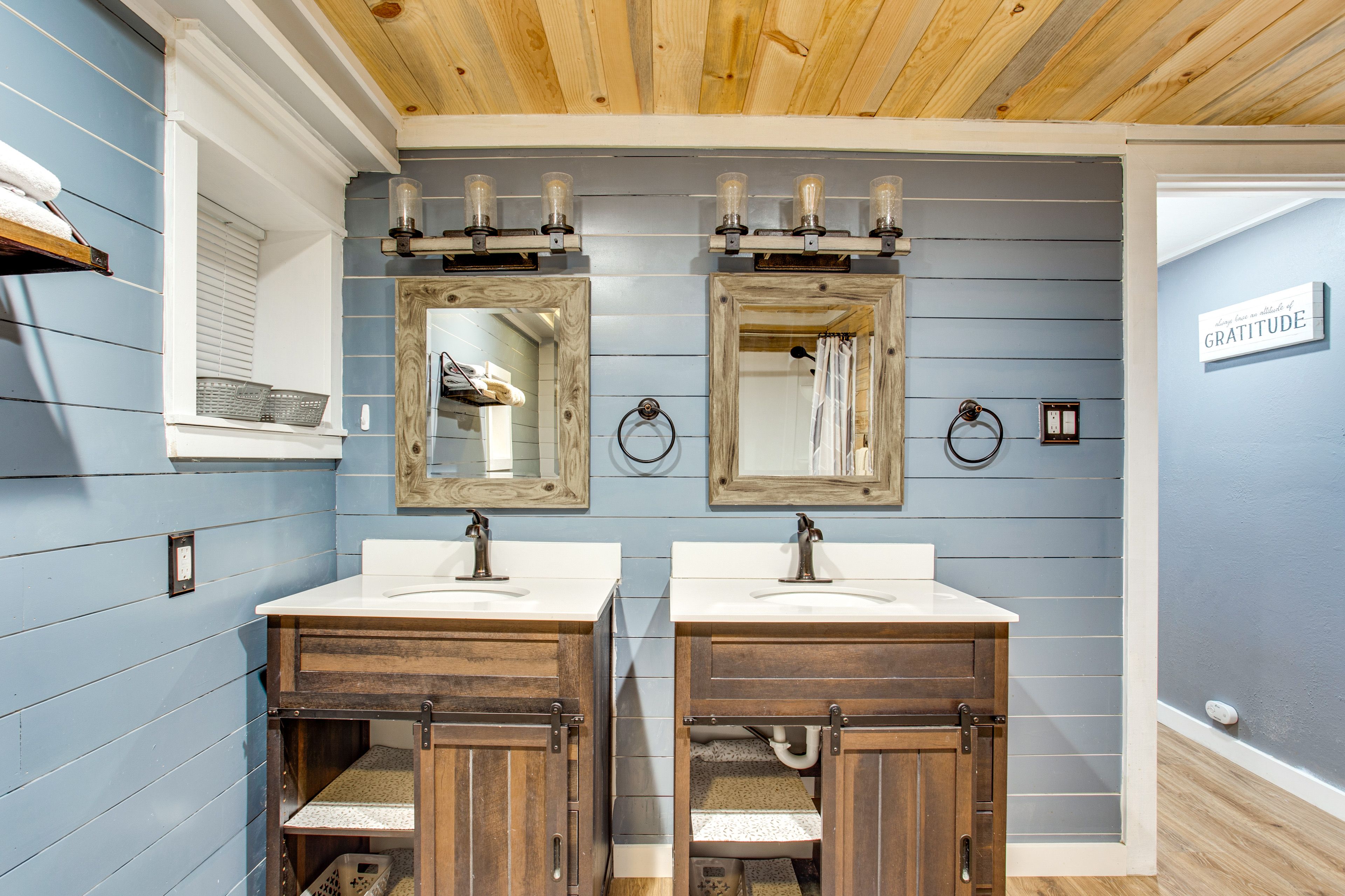 Full Bathroom | Towels & Linens Provided