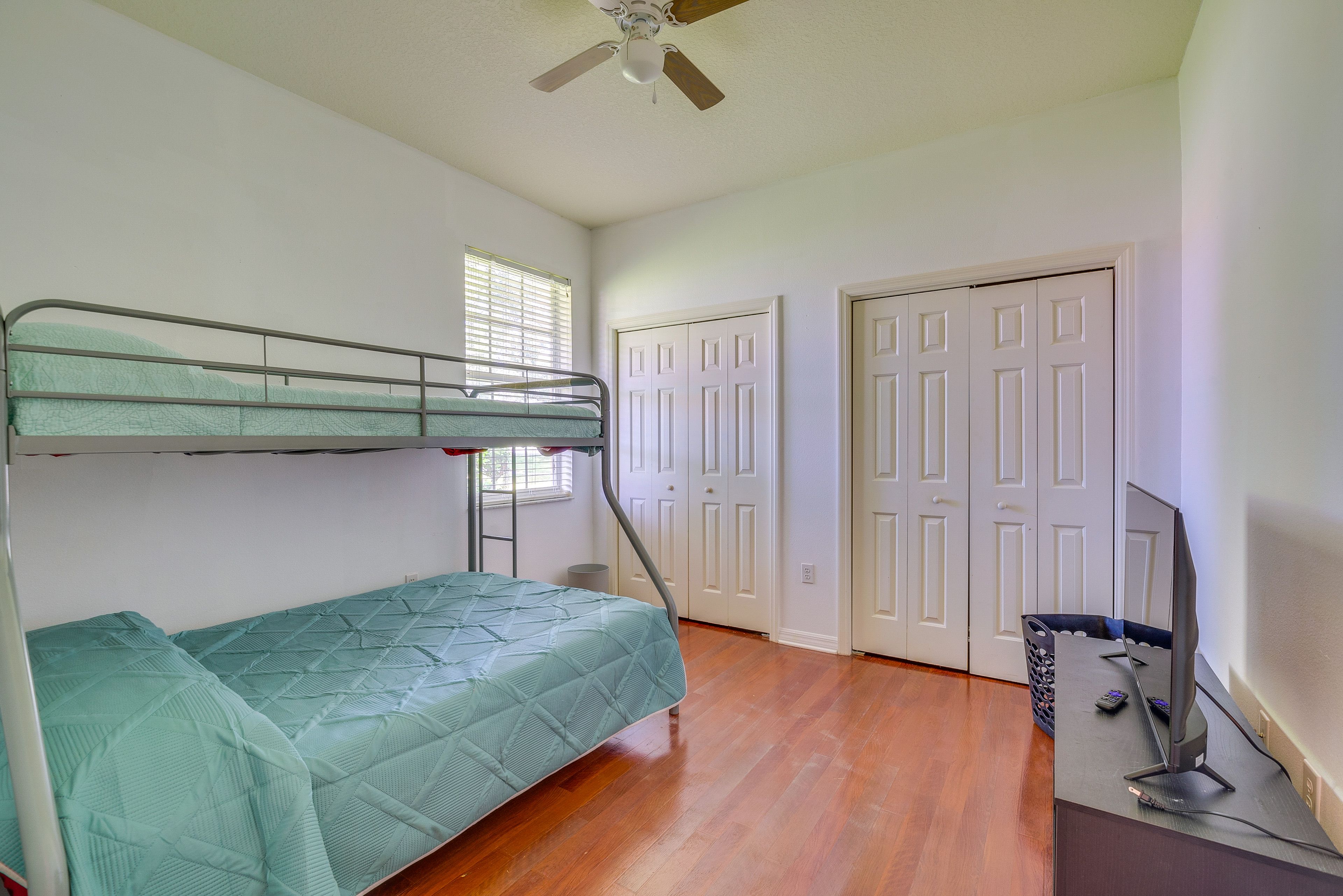 Bedroom 3 | Twin/Full Bunk Bed