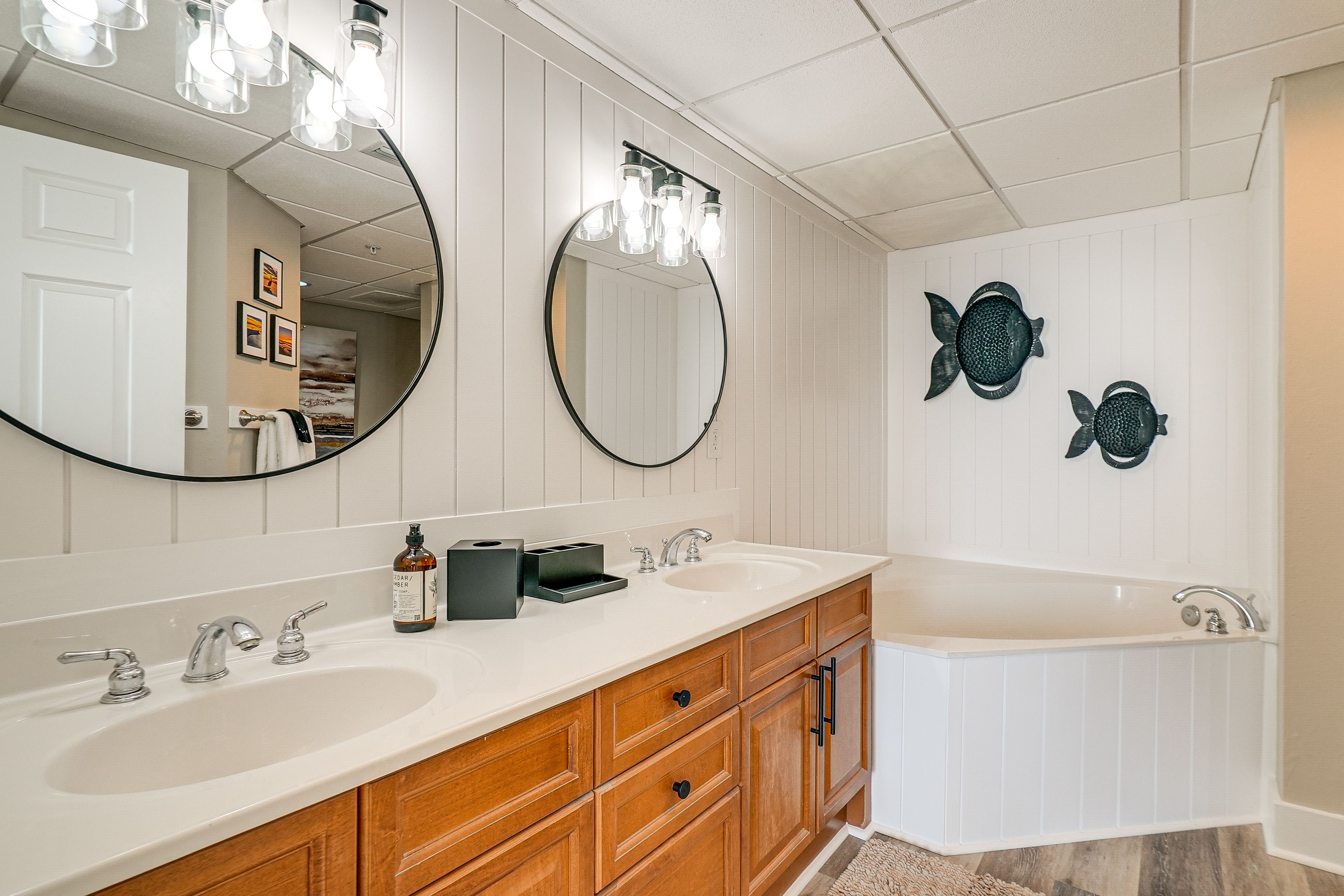 En-Suite Bathroom | Towels Provided | Soaker Tub