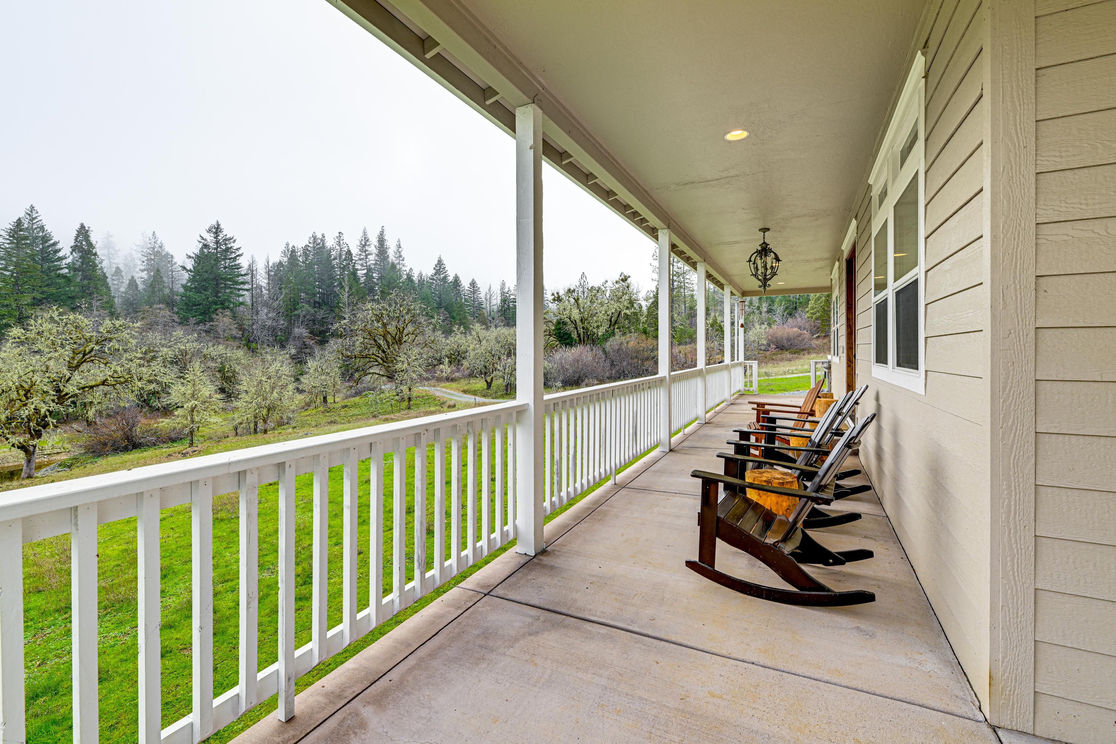 Grants Pass Vacation Rental | 5BR | 2.5BA | 3,000 Sq Ft