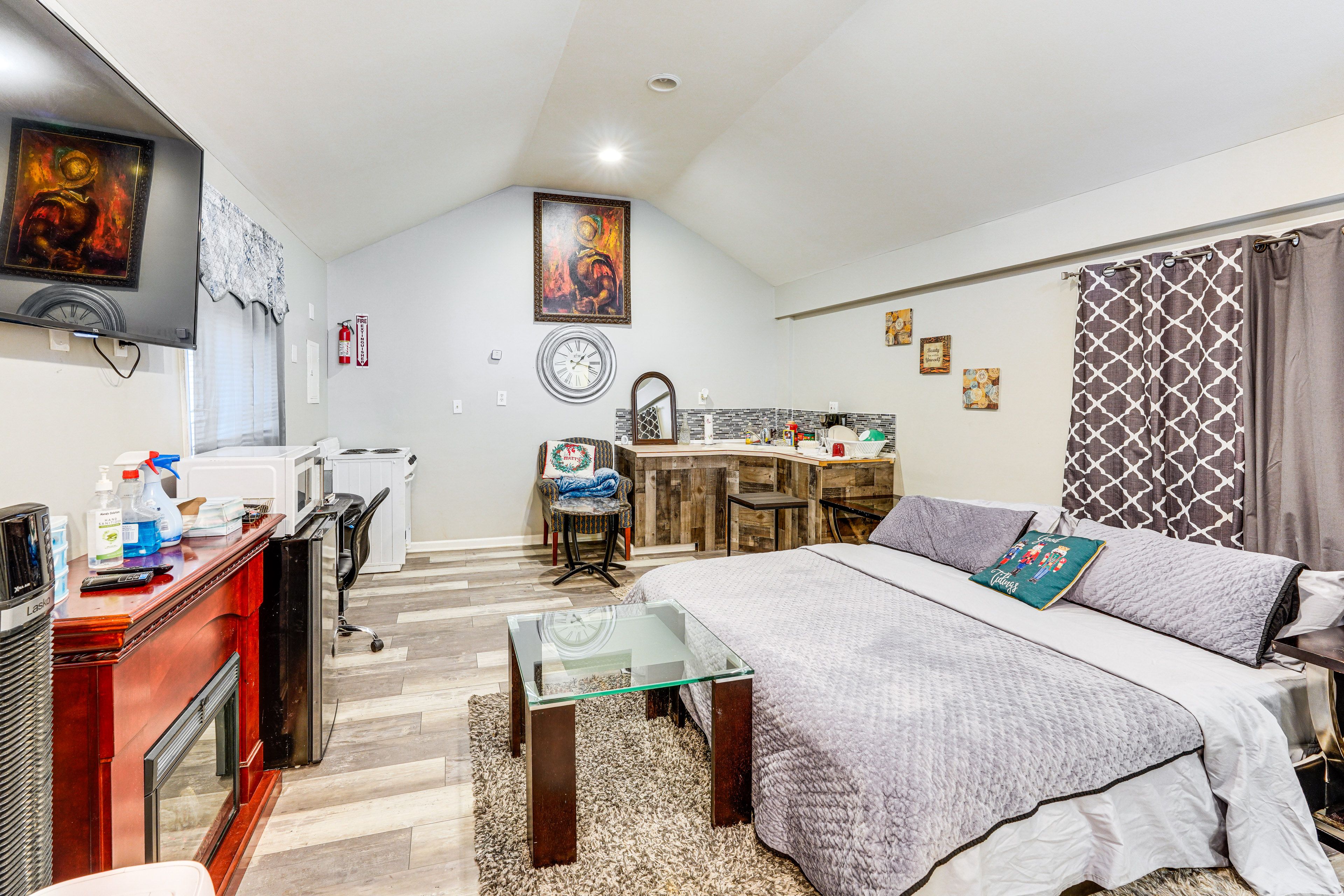 Cleveland Vacation Rental | Studio | 1BA | 325 Sq Ft | 2 Steps Required