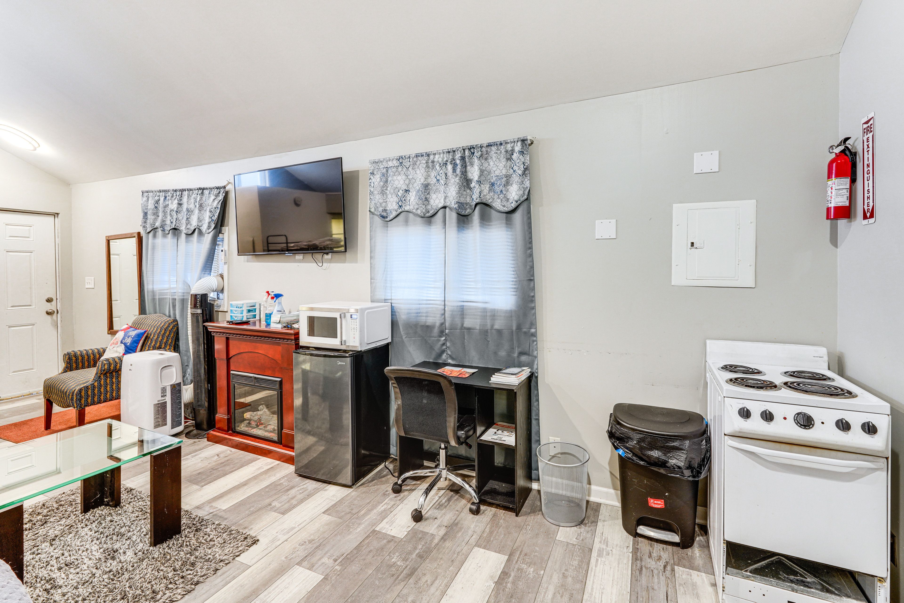 Property Interior | Central A/C & Heating | Free WiFi