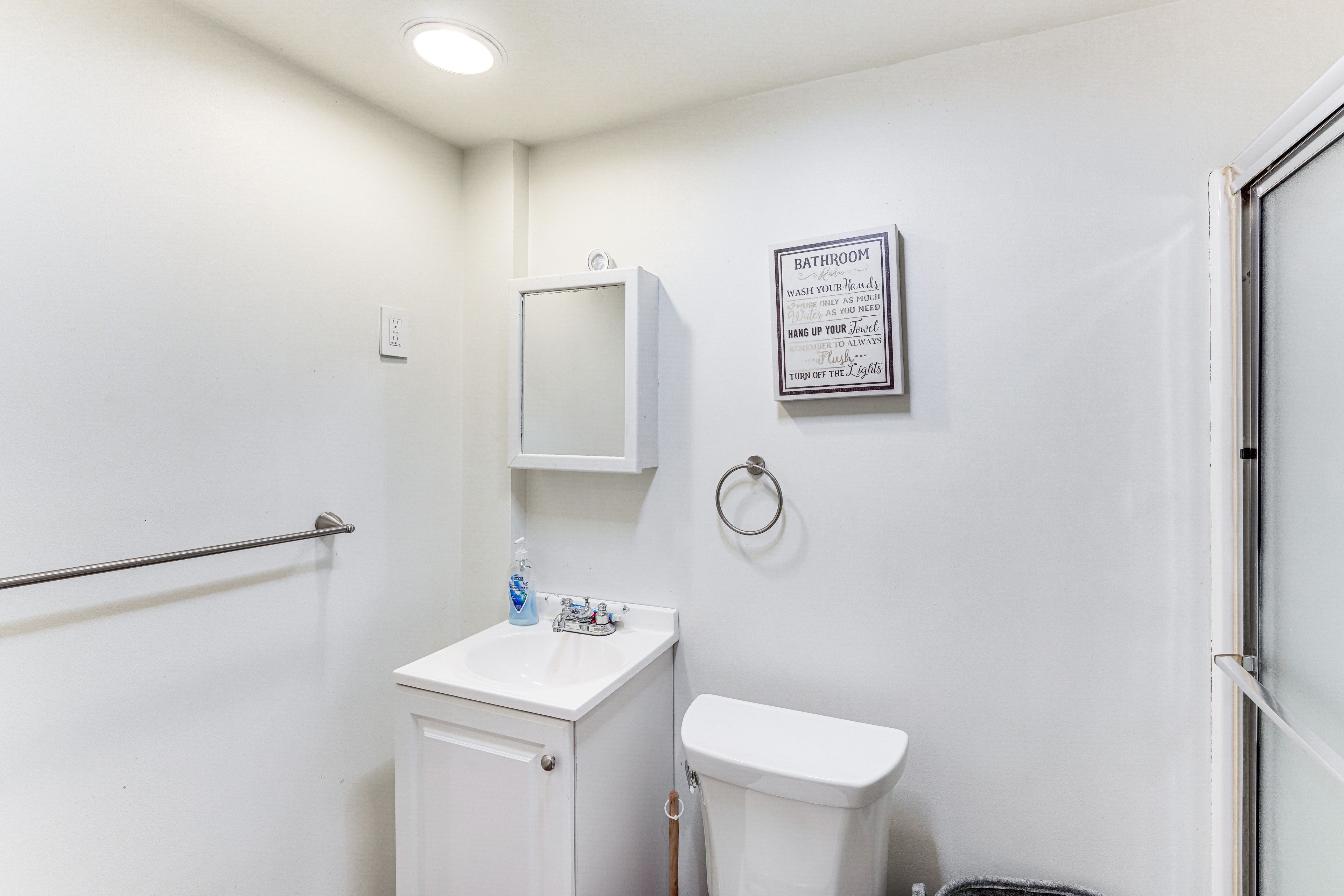 Full Bathroom | Towels Provided | Complimentary Toiletries