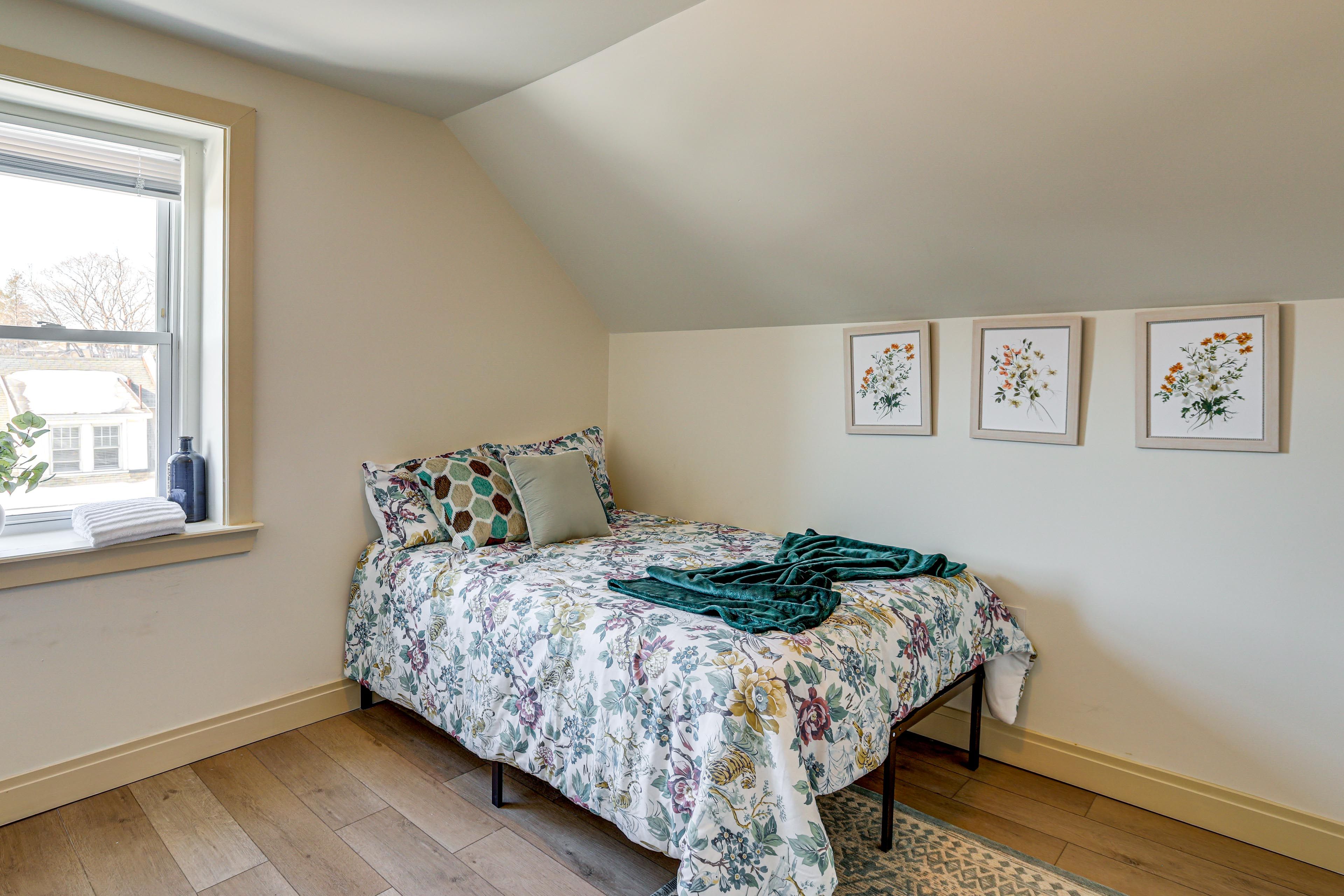 Bedroom 4 | Twin Bed | 3rd Floor