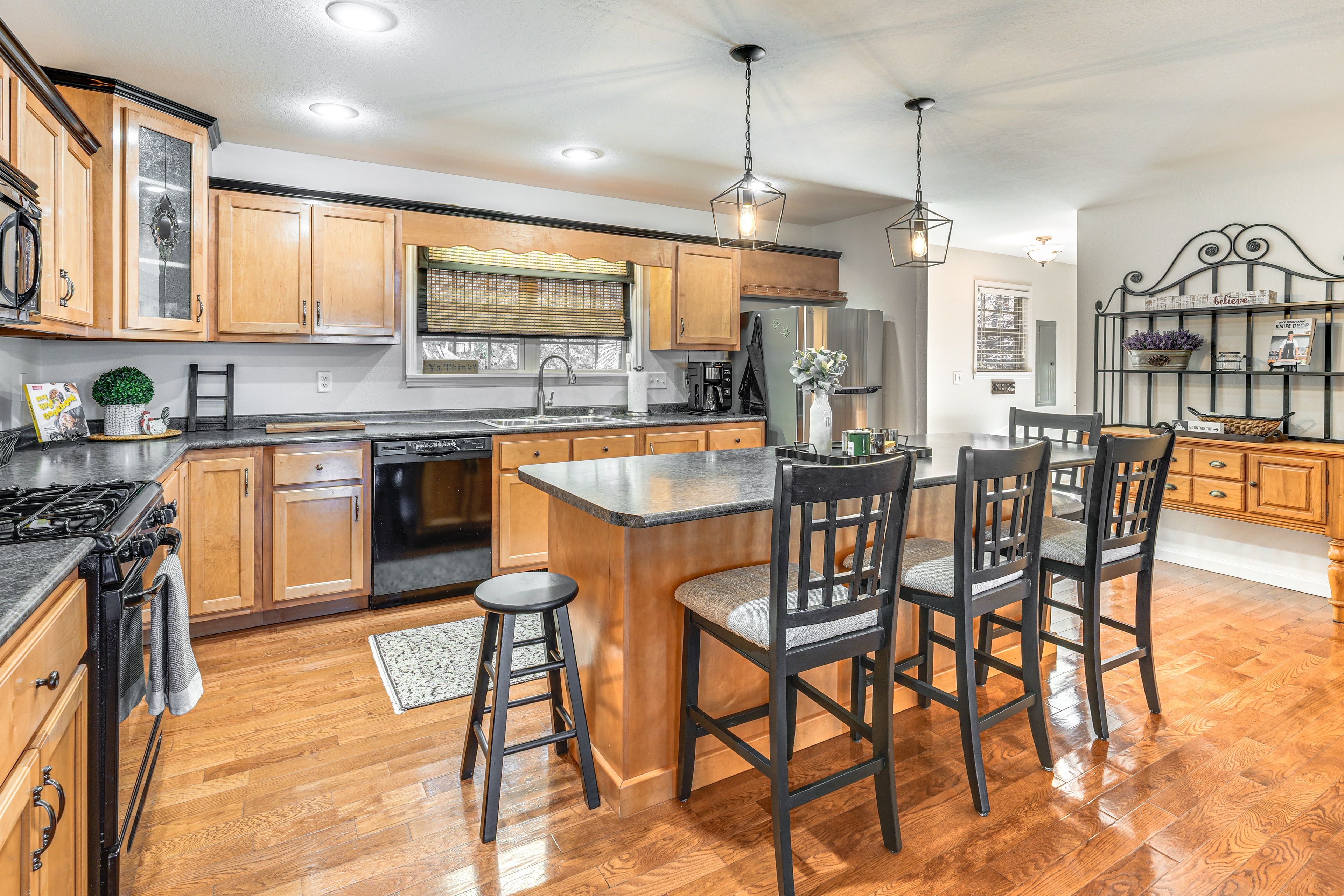 Dining Bar | Dishware/Flatware