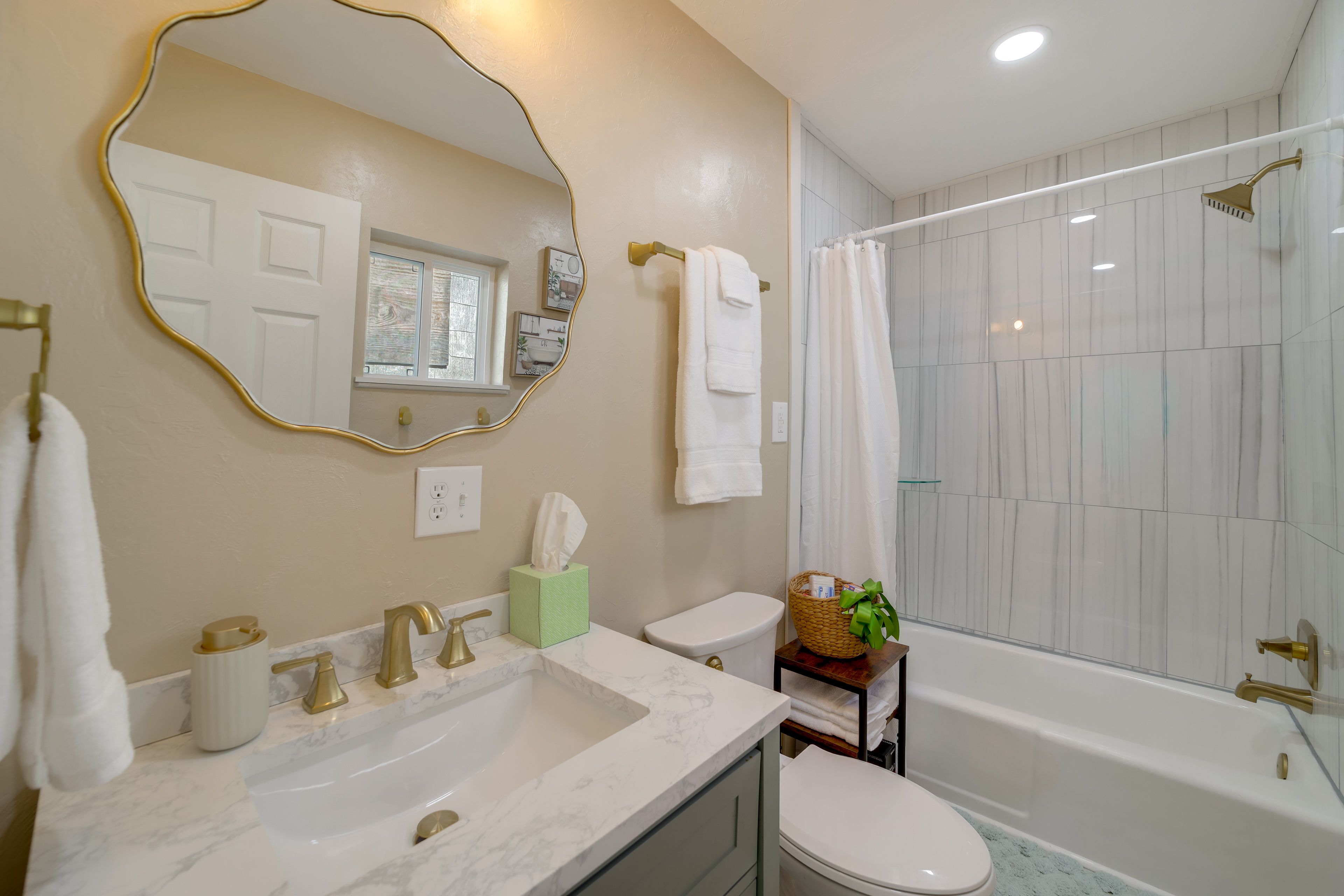 Full Bathroom | Towels Provided