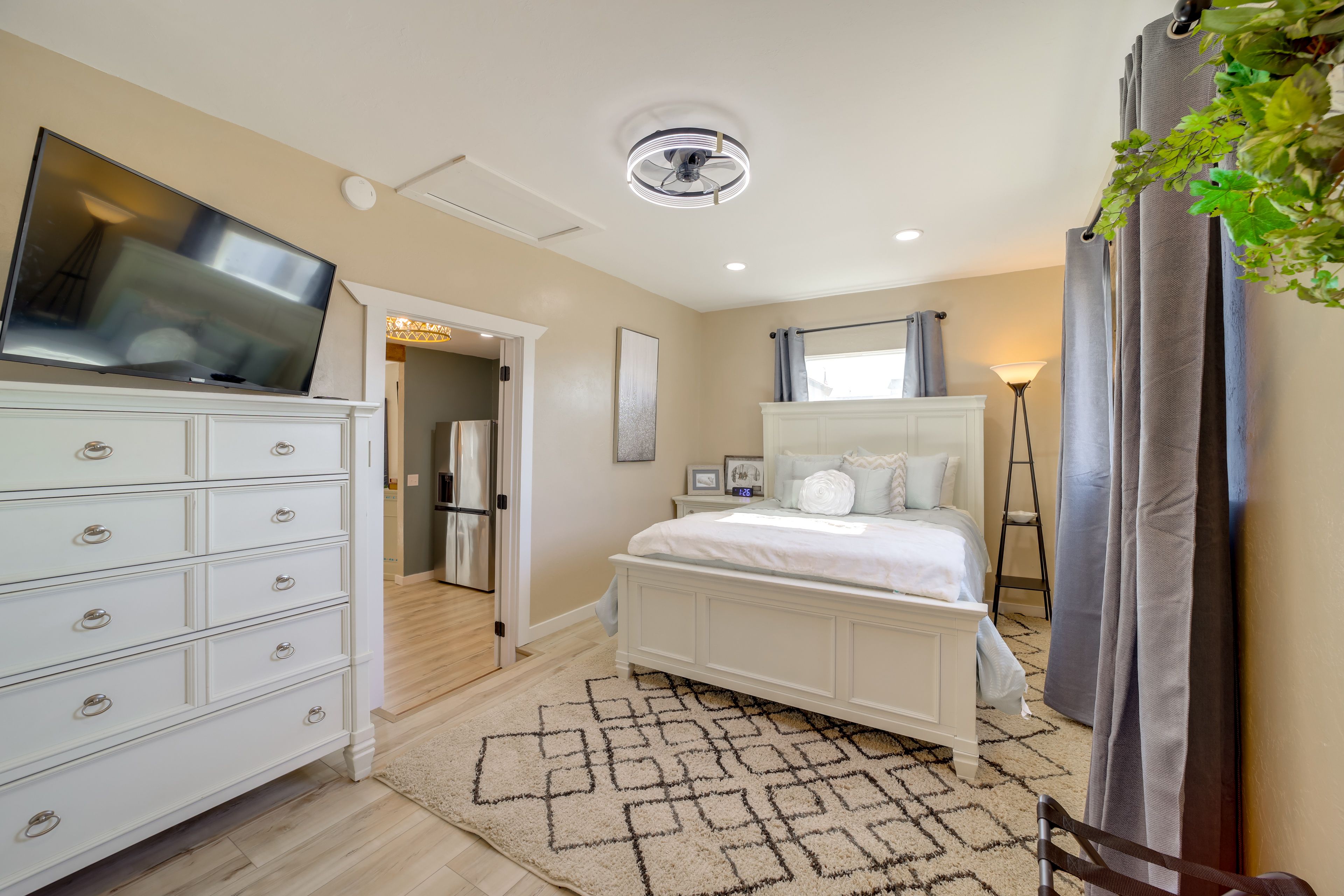 Bedroom 1 | Queen Bed | Smart TV