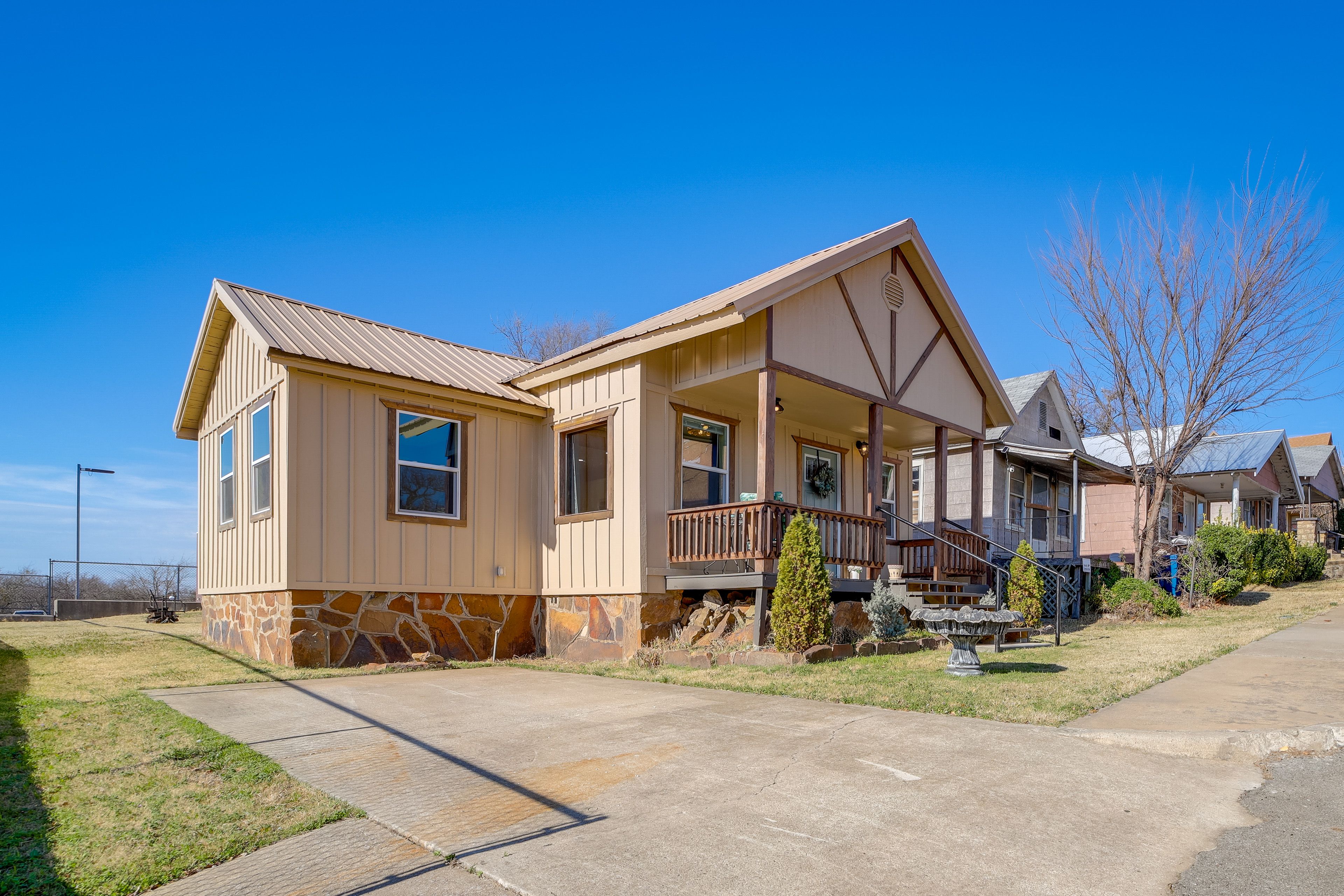 Parking | Driveway (1 Vehicle) | Street Parking