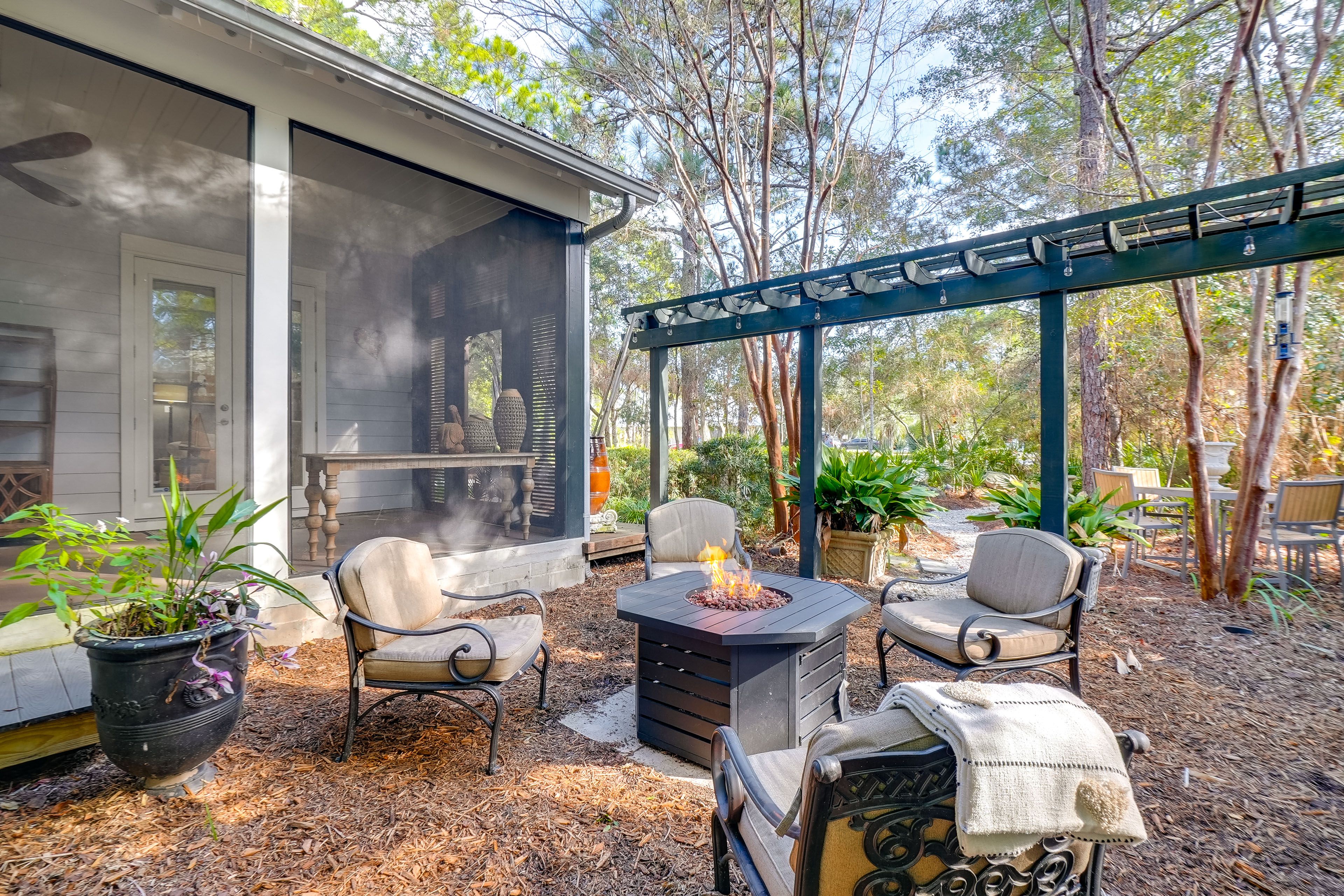 Backyard | Fire Pit | Outdoor Dining