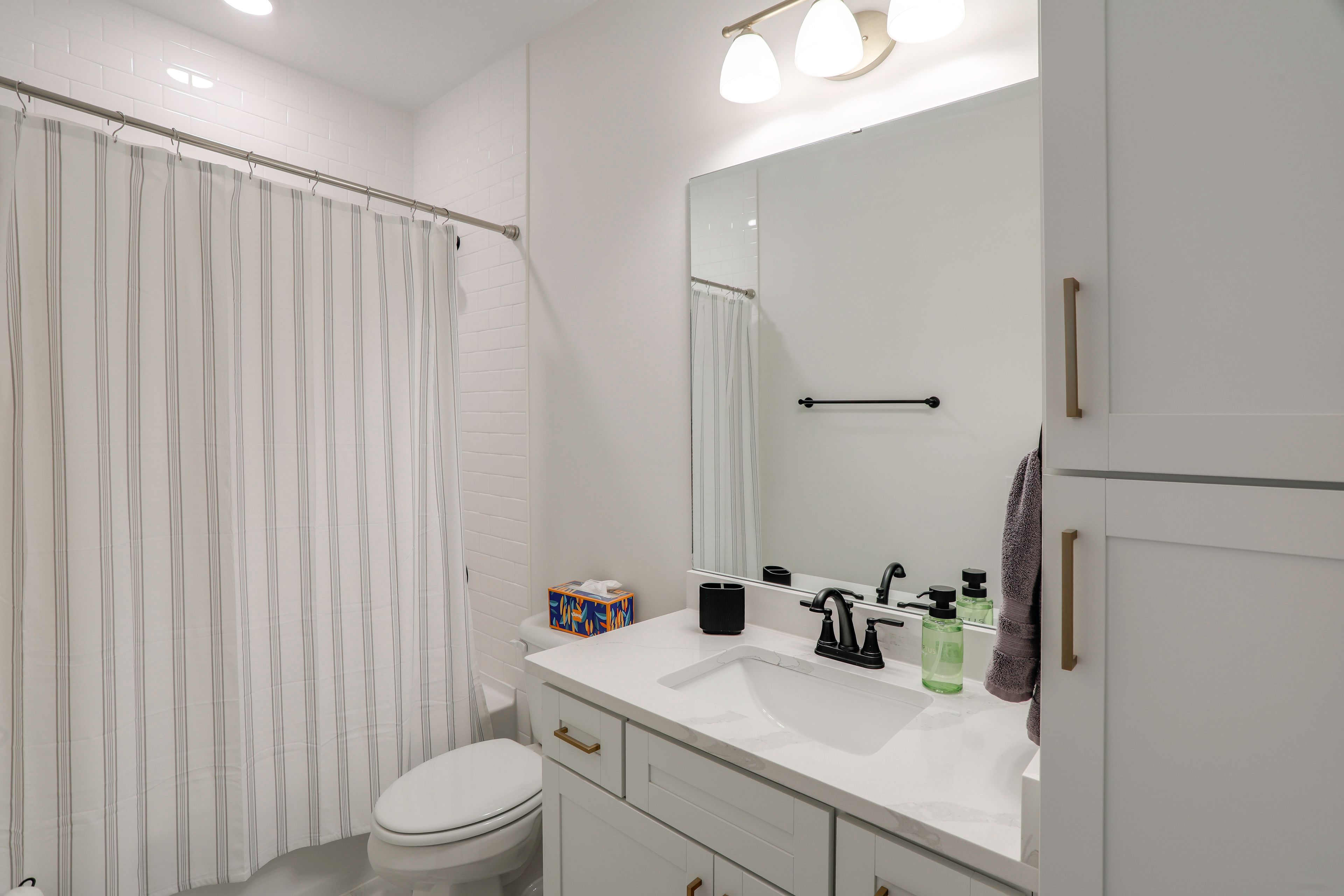 Full Bathroom | 2nd Floor