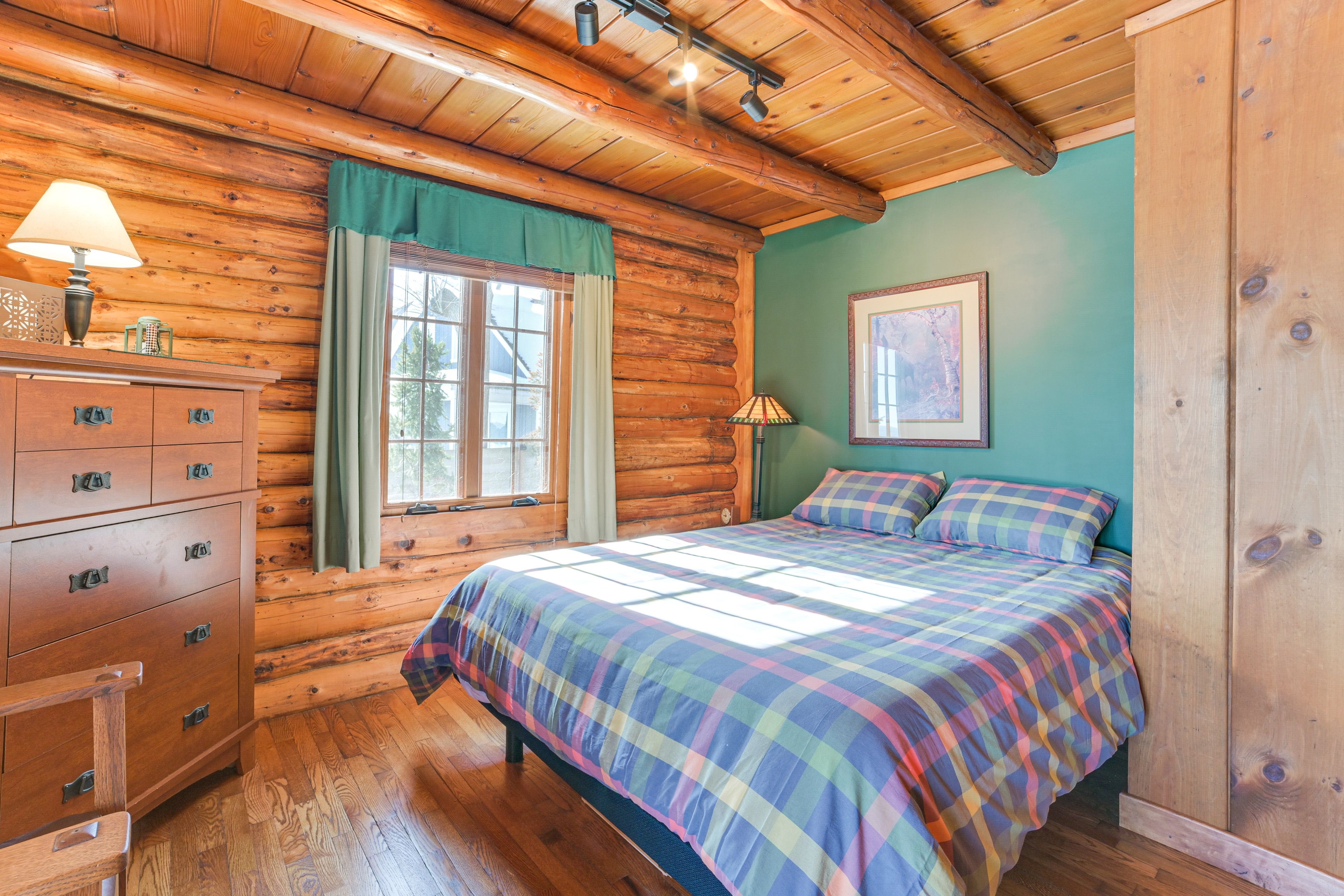 Bedroom 1 | Queen Bed | 1st Floor