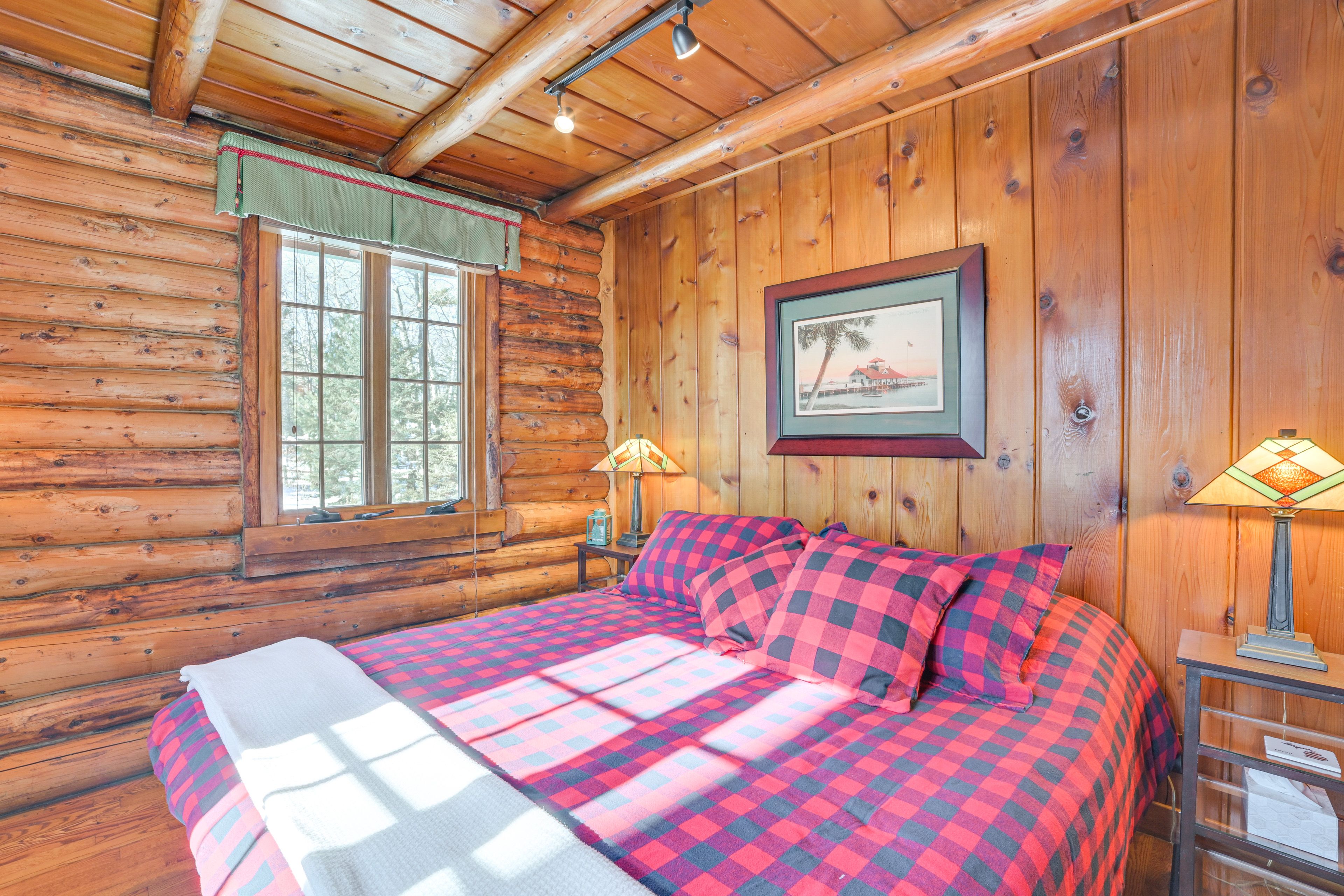 Bedroom 2 | Queen Bed | 1st Floor