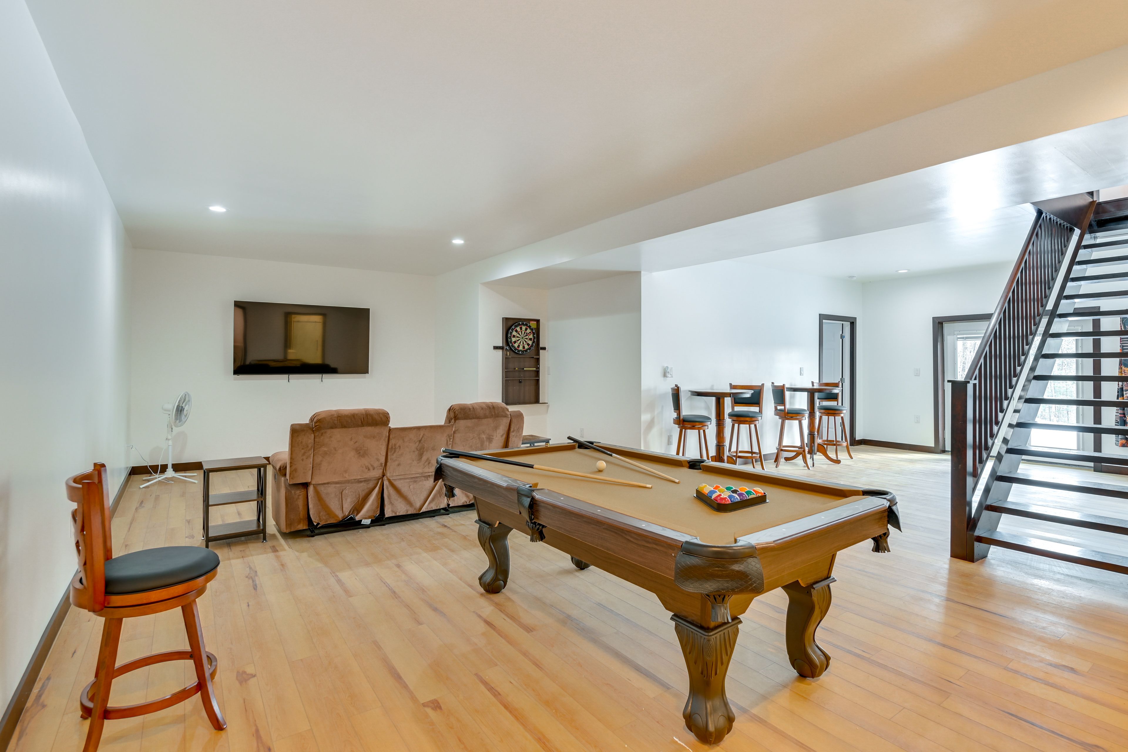 Game Lounge | Pool Table | Smart TV
