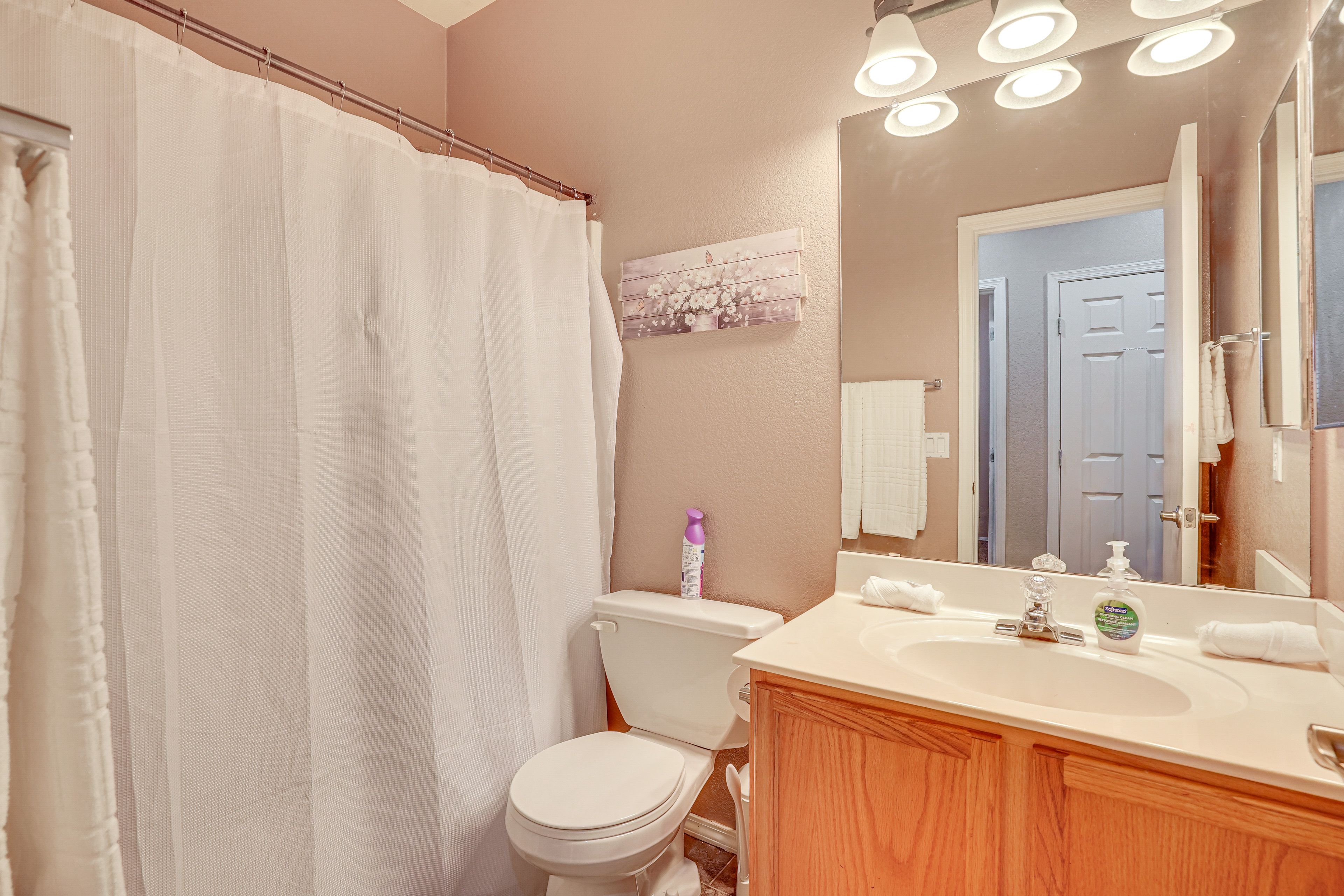 Full Bathroom | Complimentary Toiletries | 2nd Floor
