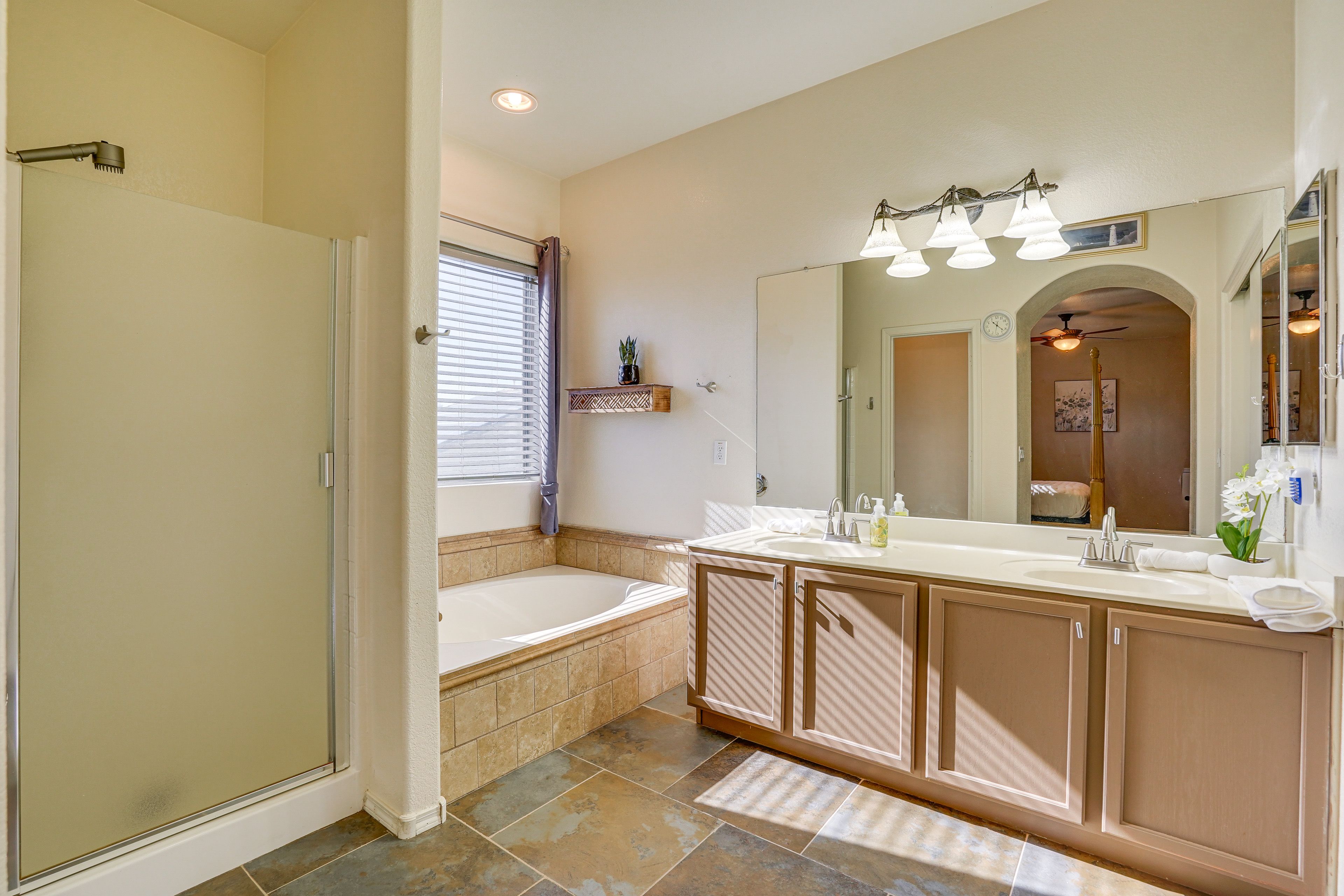 Full Bathroom | Towels Provided | 2nd Floor