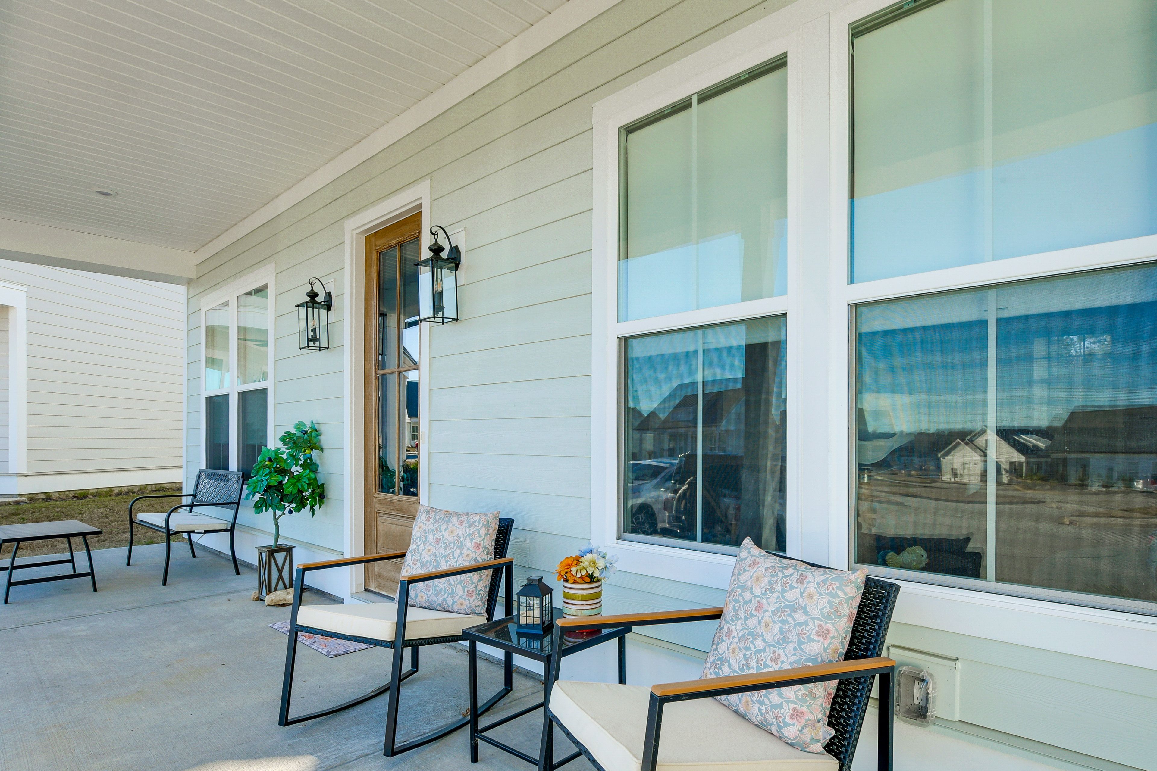 Covered Porch w/ Seating