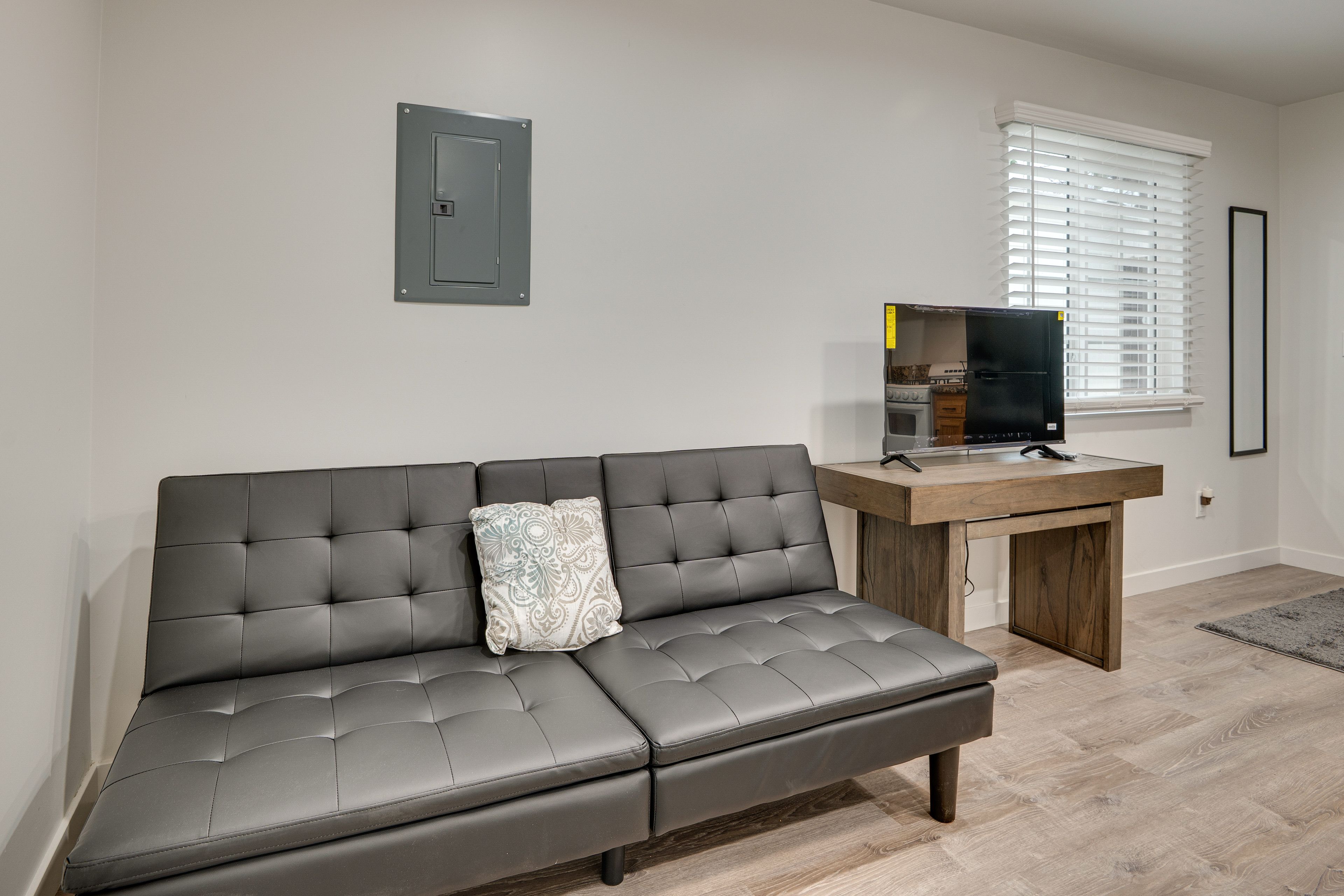 Full Futon | Smart TV