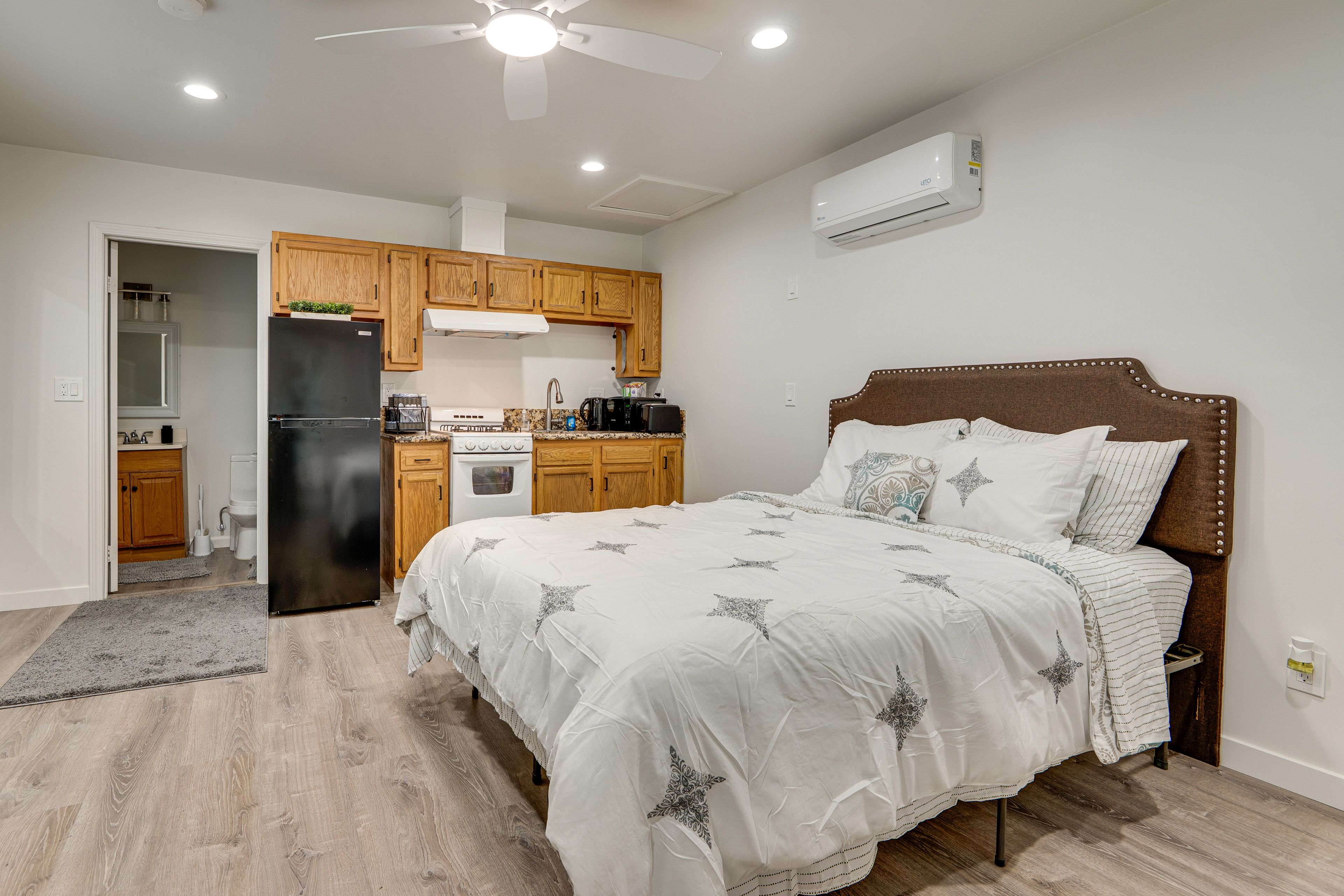 Studio | Queen Bed | Linens Provided