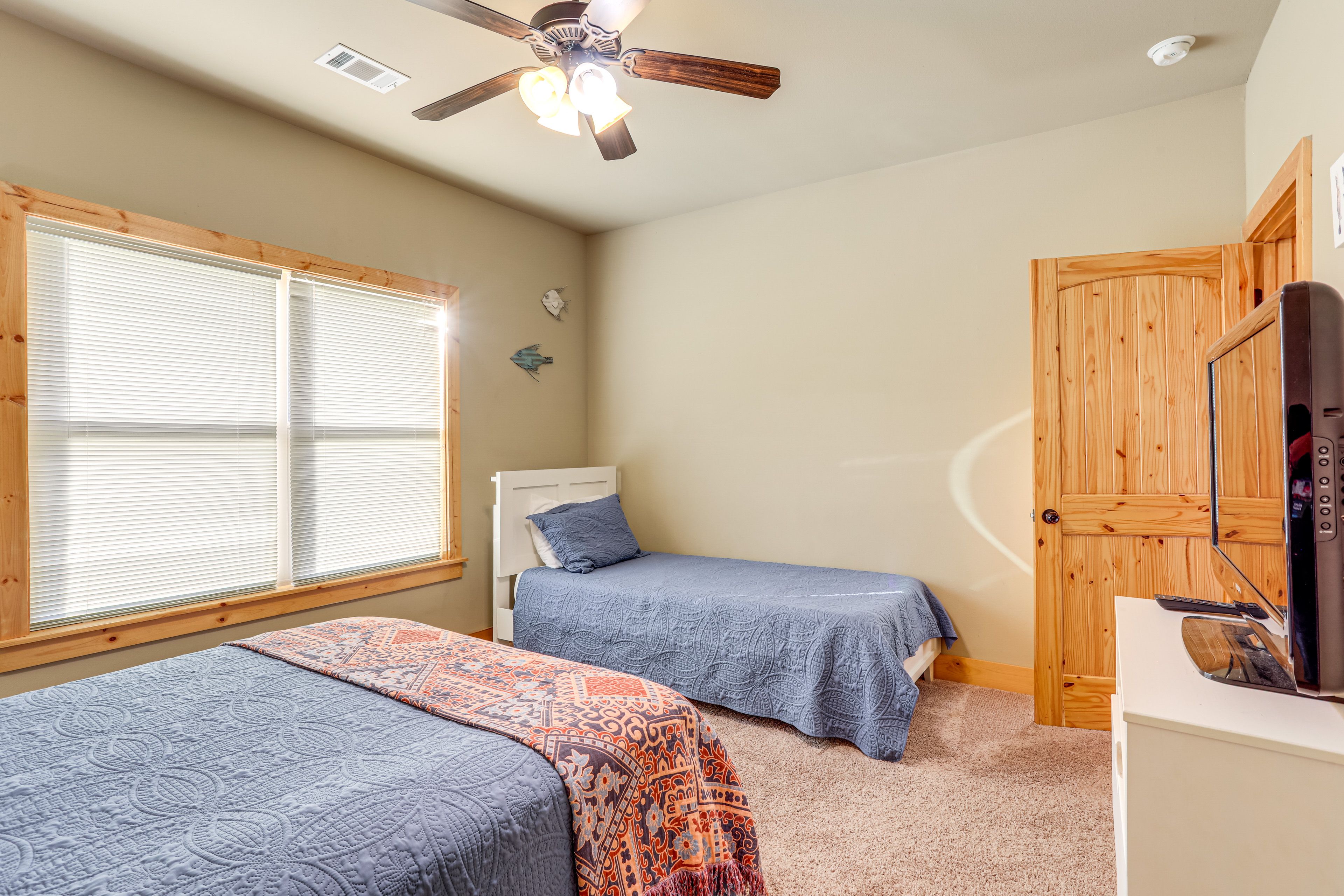 Bedroom 3 | Queen Bed | Twin Bed | Smart TV w/ Cable