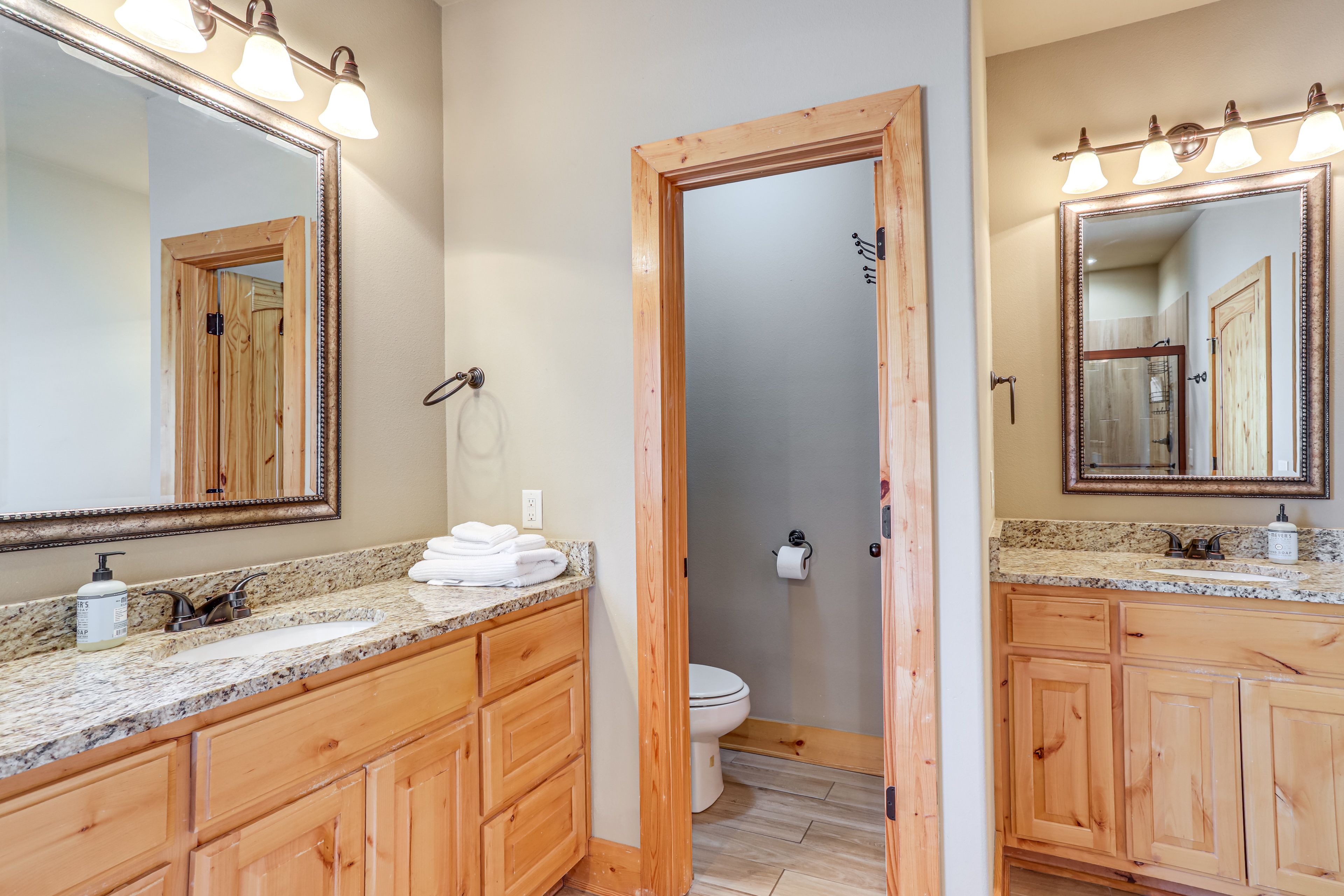 Full Bathroom | Towels Provided