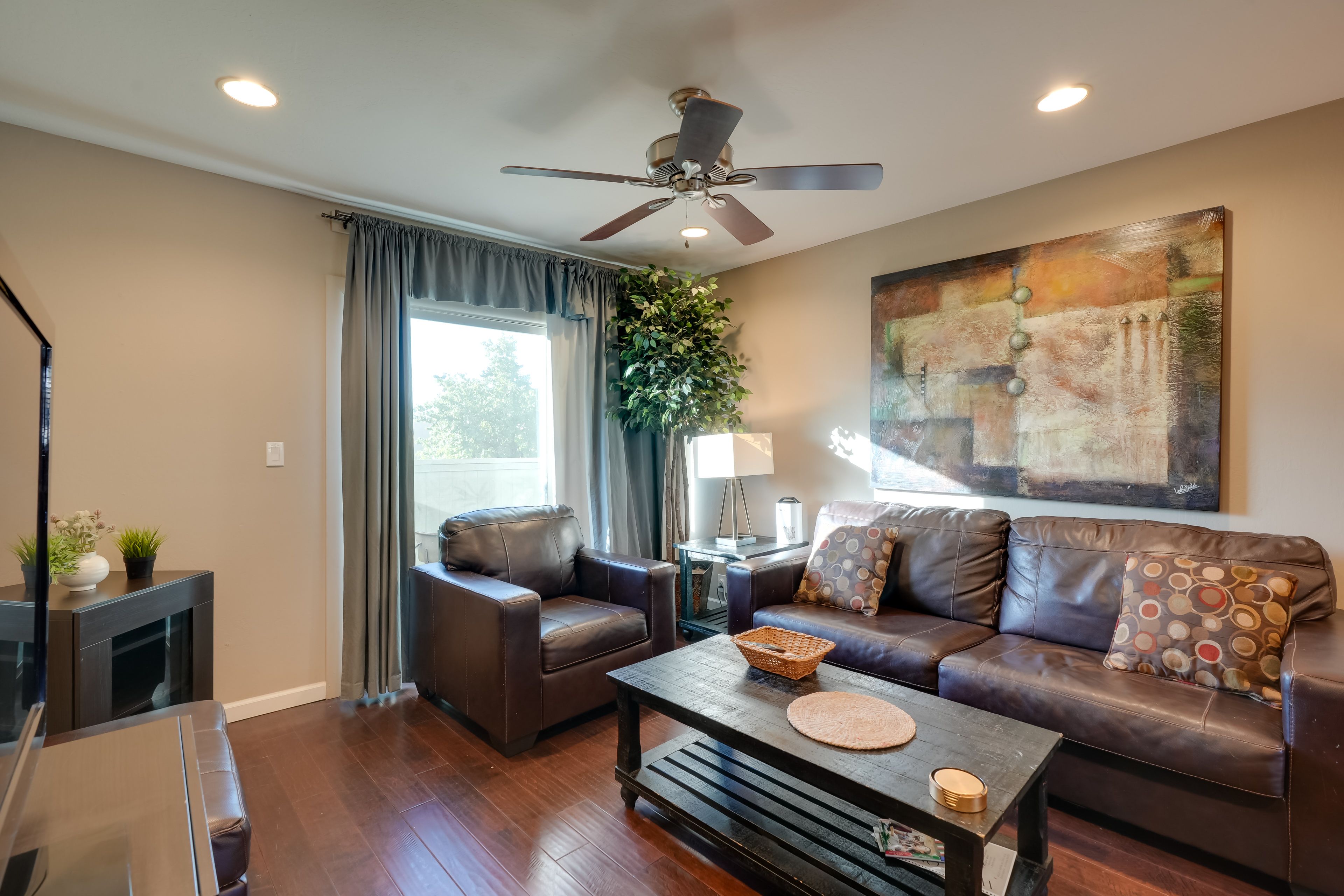 Living Room | Free WiFi | Central Heating & A/C | Smart TV