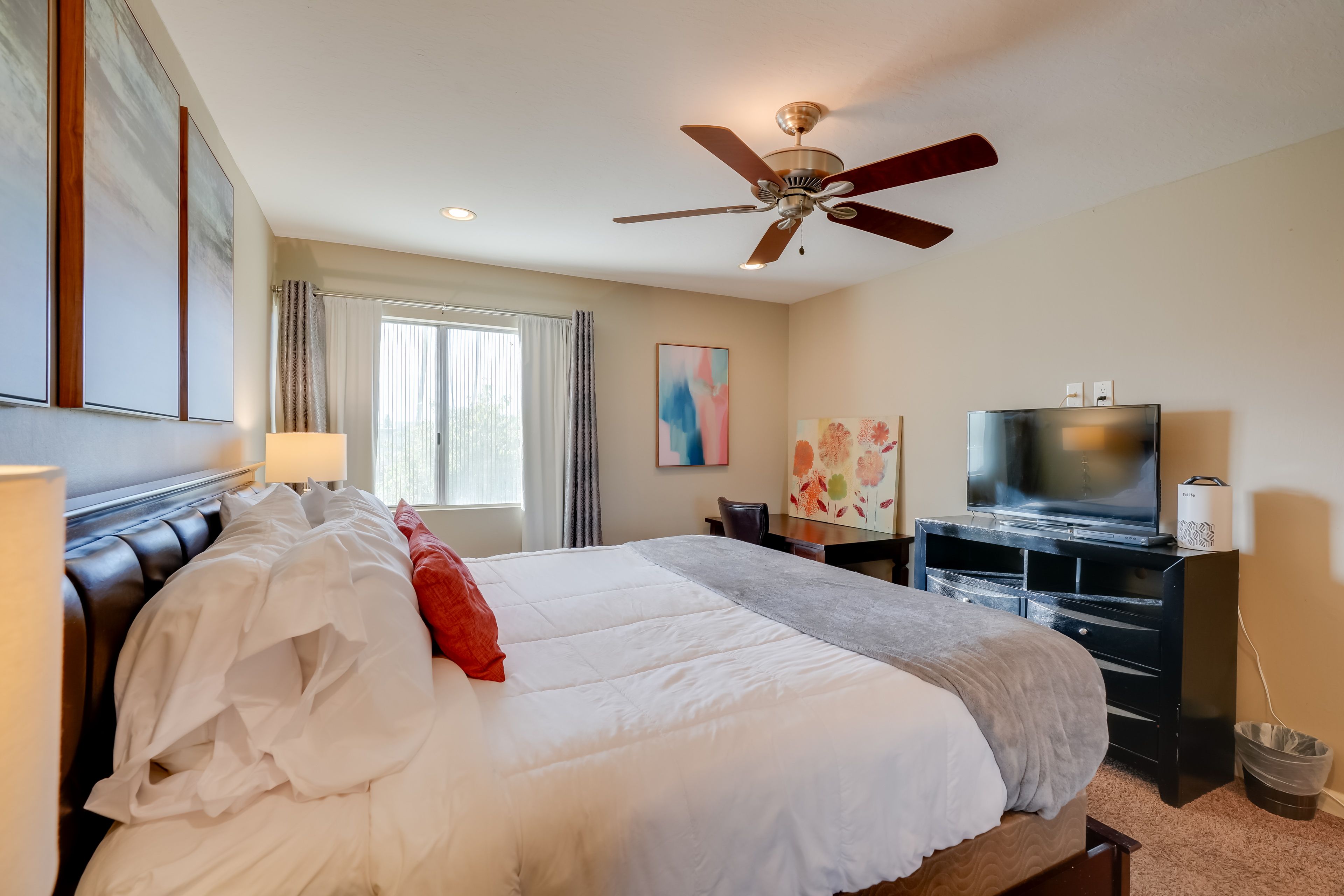 Bedroom | King Bed | Linens Provided