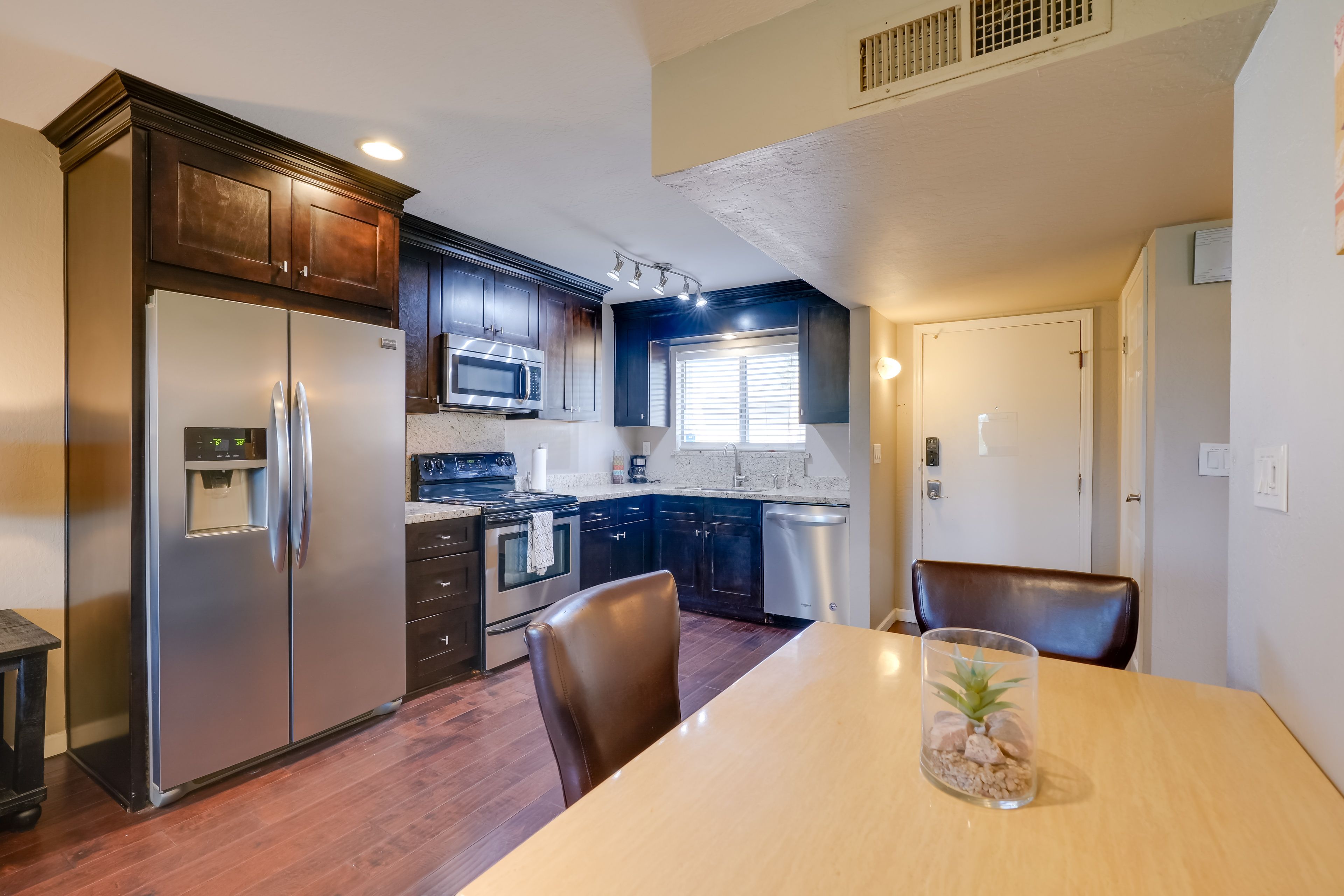 Dining Area | Dishware/Flatware Provided