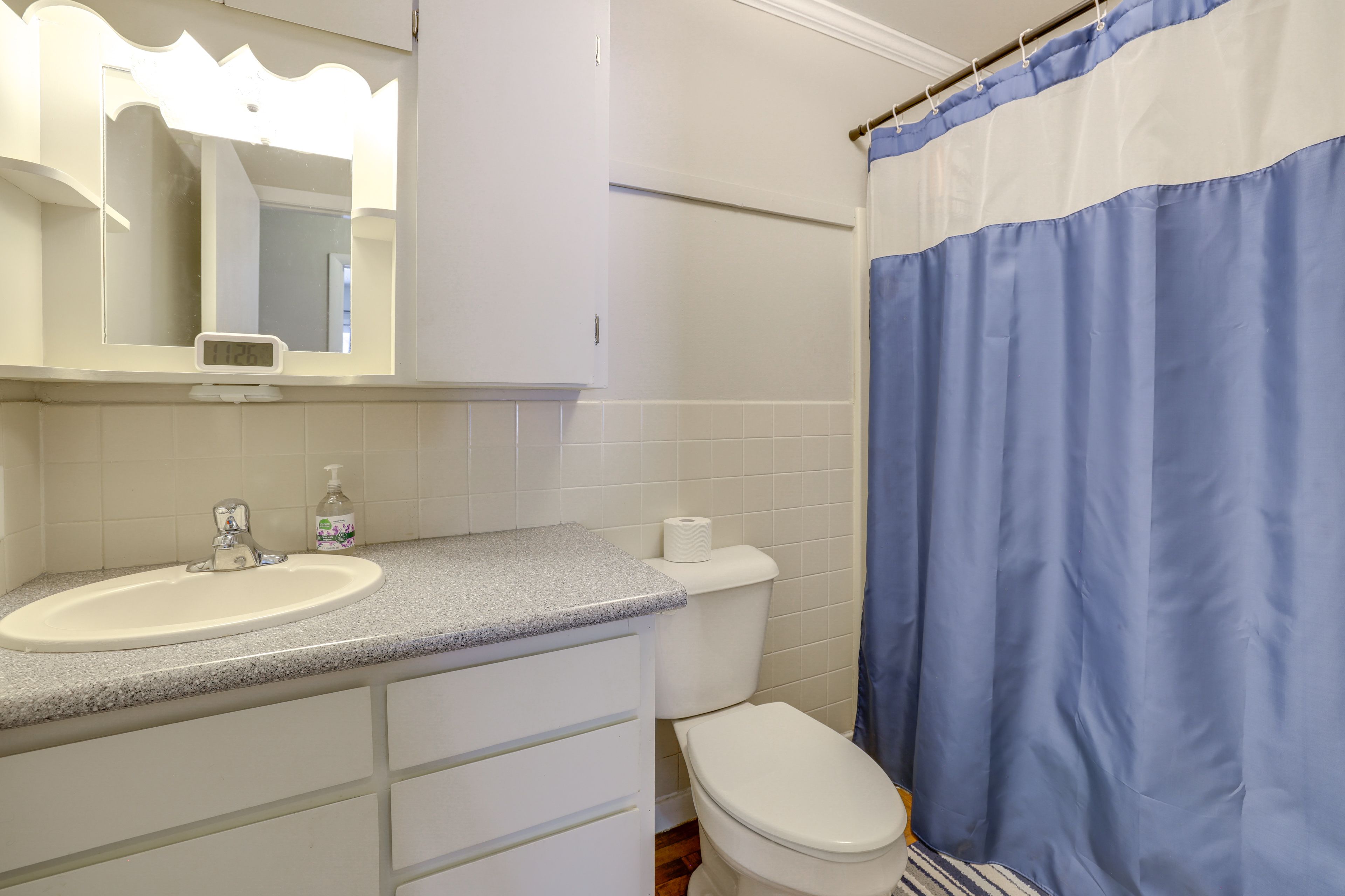 Full Bathroom | Towels Provided