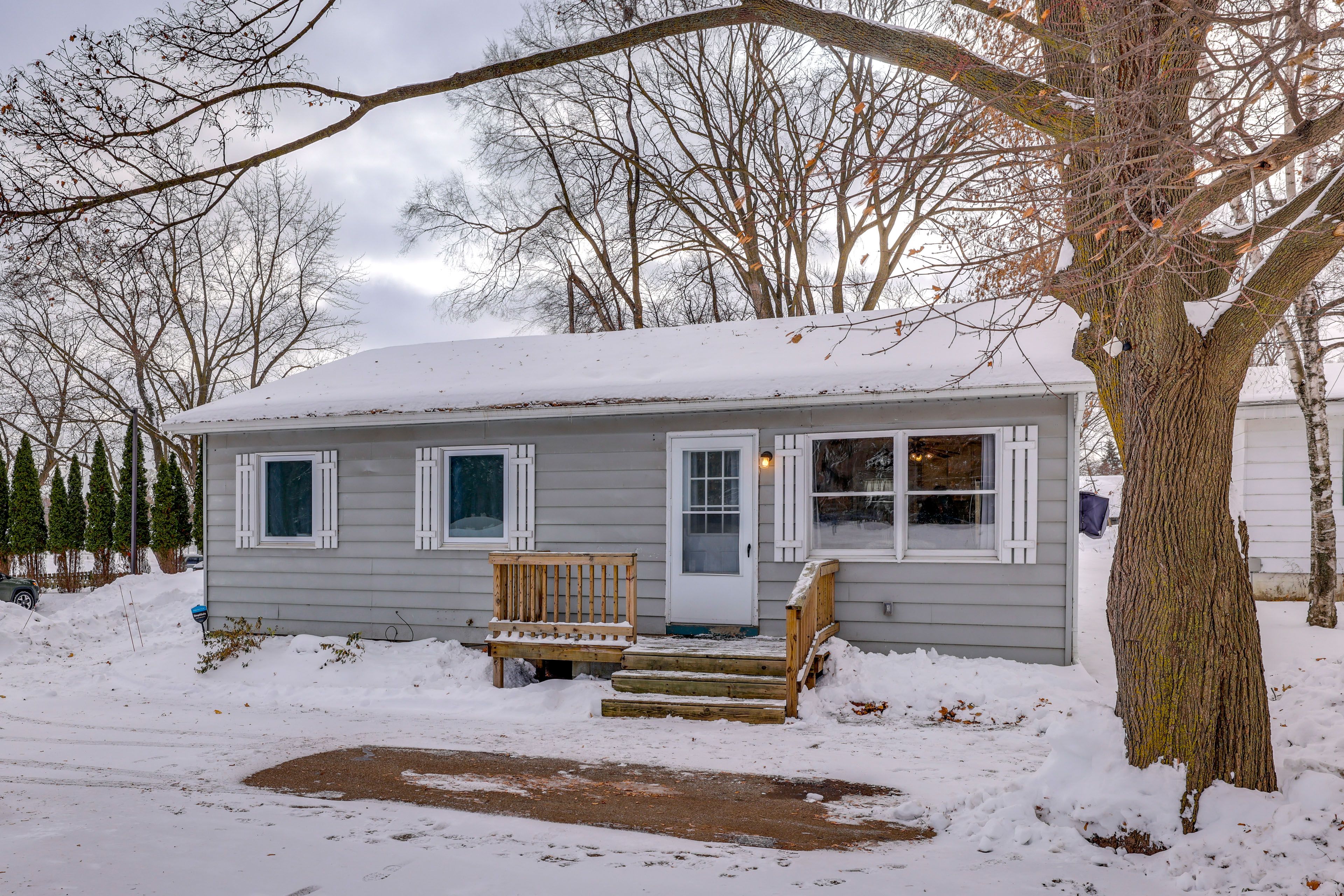 Mt Pleasant Vacation Rental | 3BR | 1BA | Steps to Enter | 884 Sq Ft