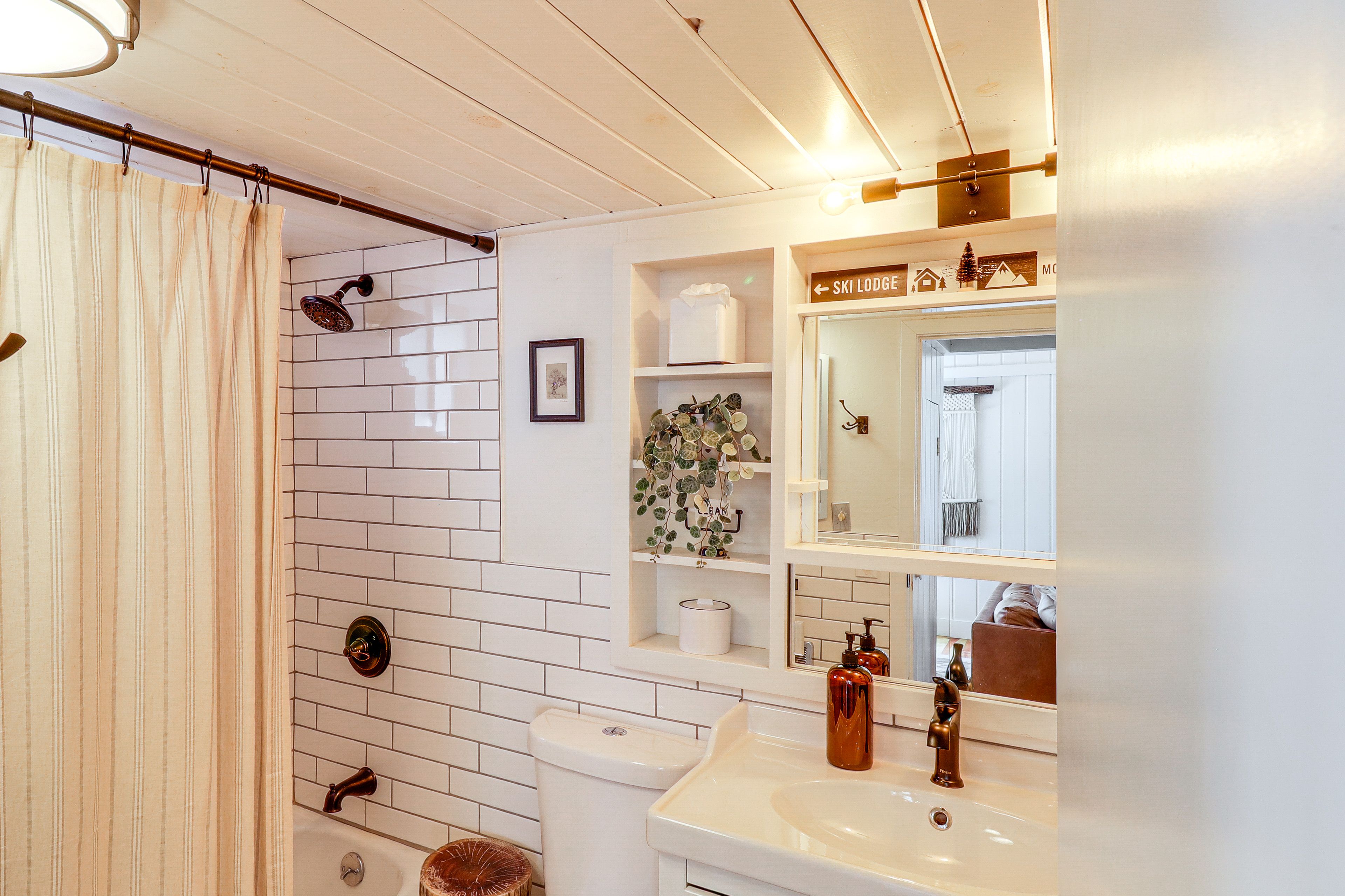 Full Bathroom | 1st Floor