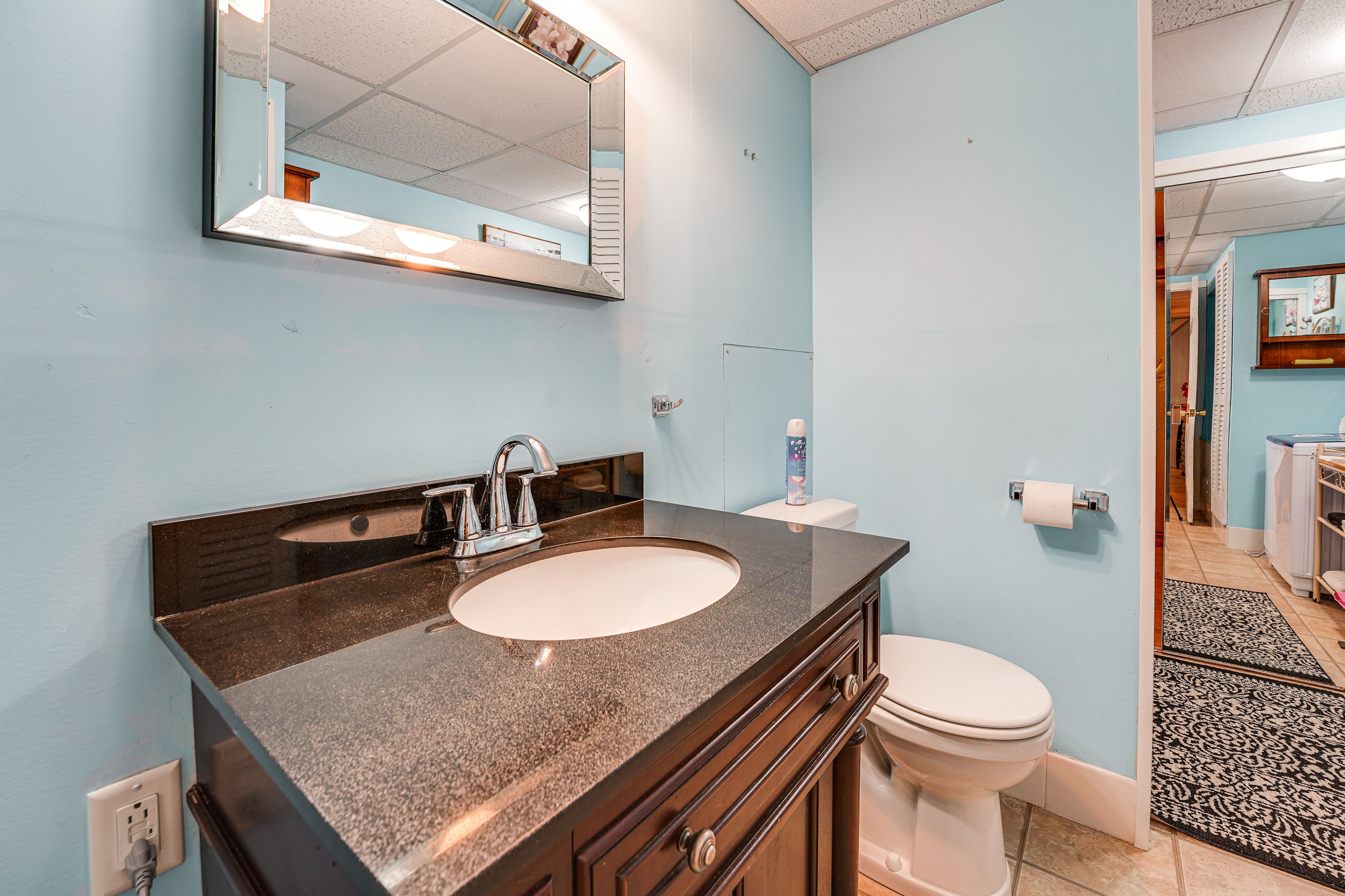 Studio | Full Bathroom